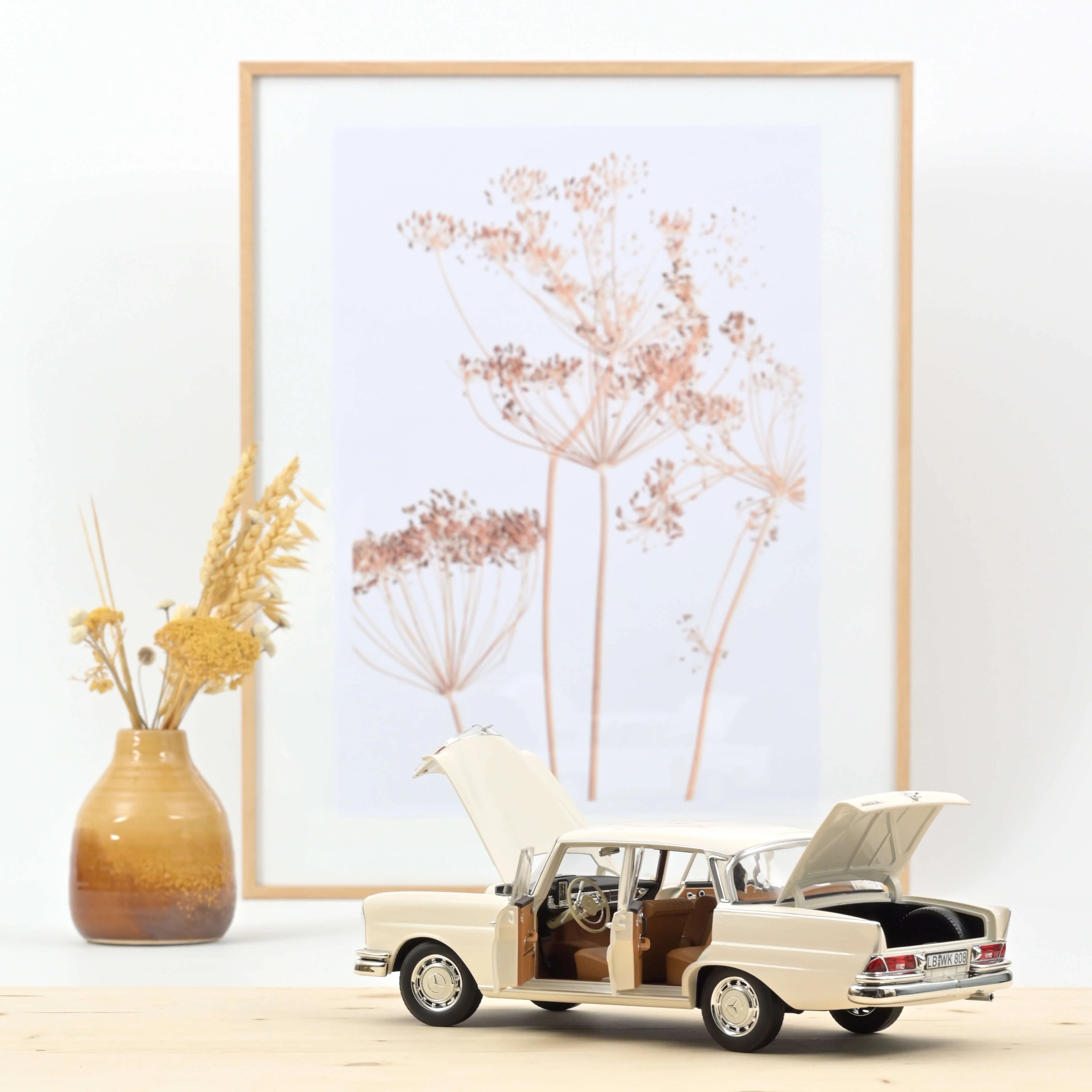 Mercedes-Benz 220 S 1965 Beige 1:18 - 200pcs