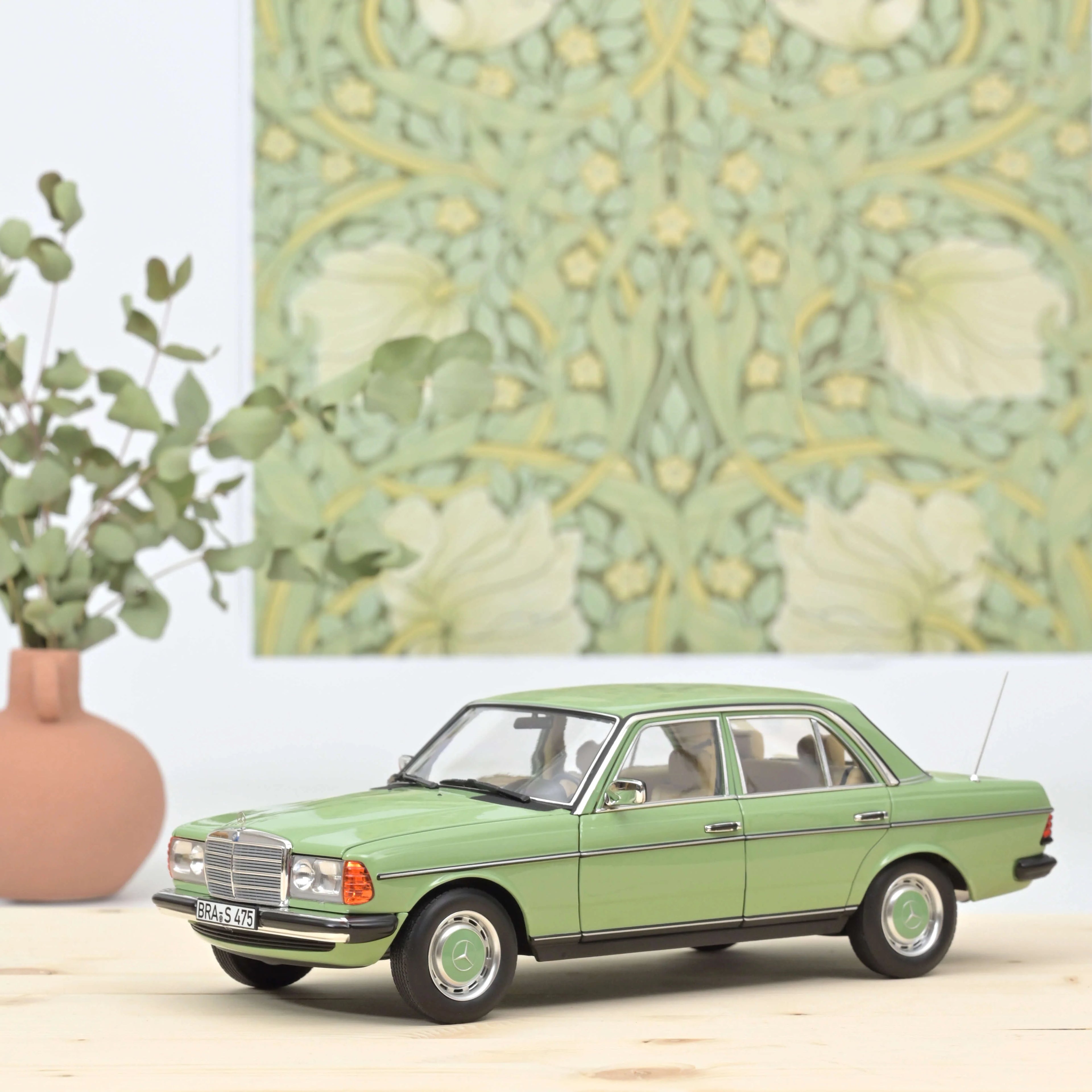 Mercedes-Benz 200 1982 Light Green 1:18