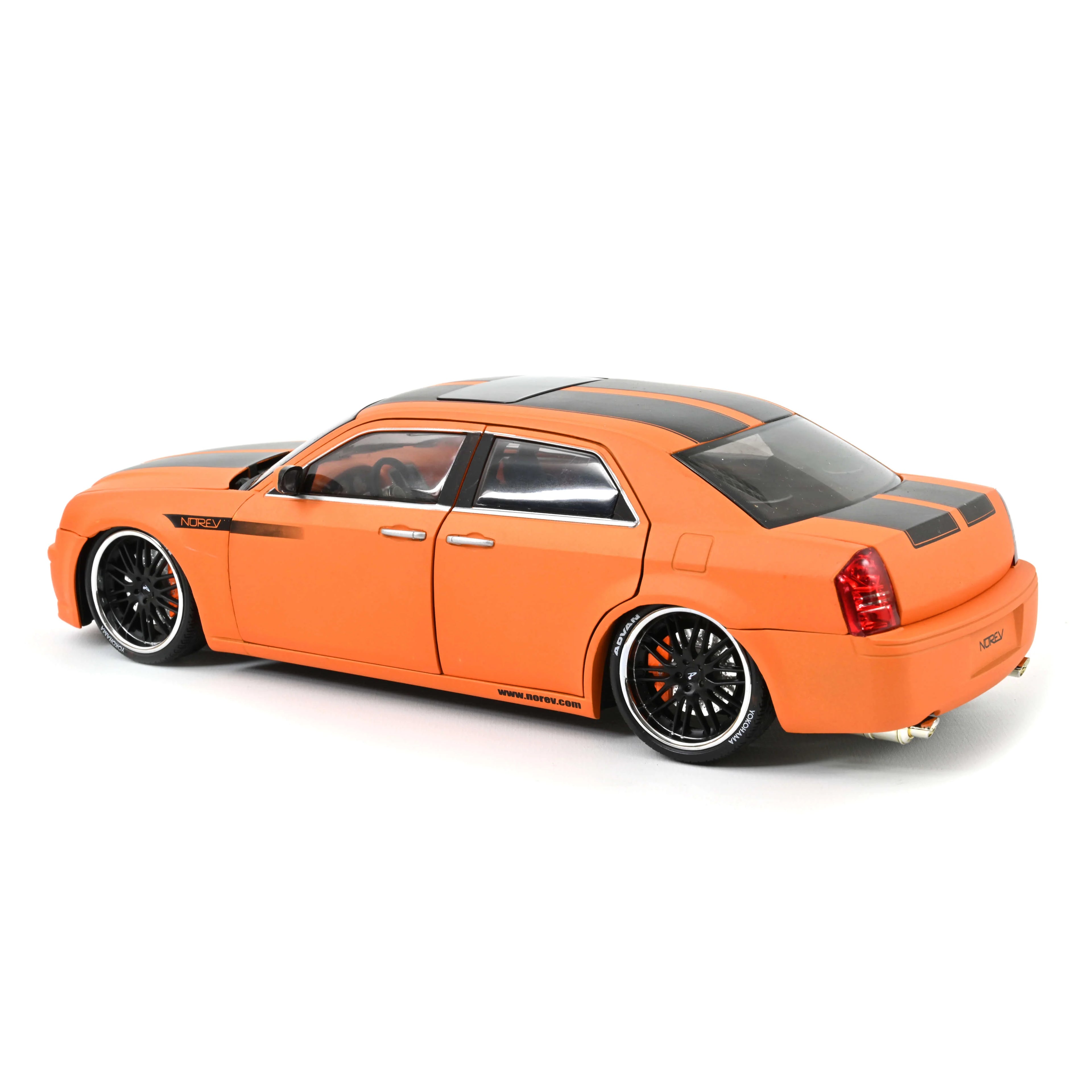 Chrysler 300C by Parotech Orange/Black 1:18