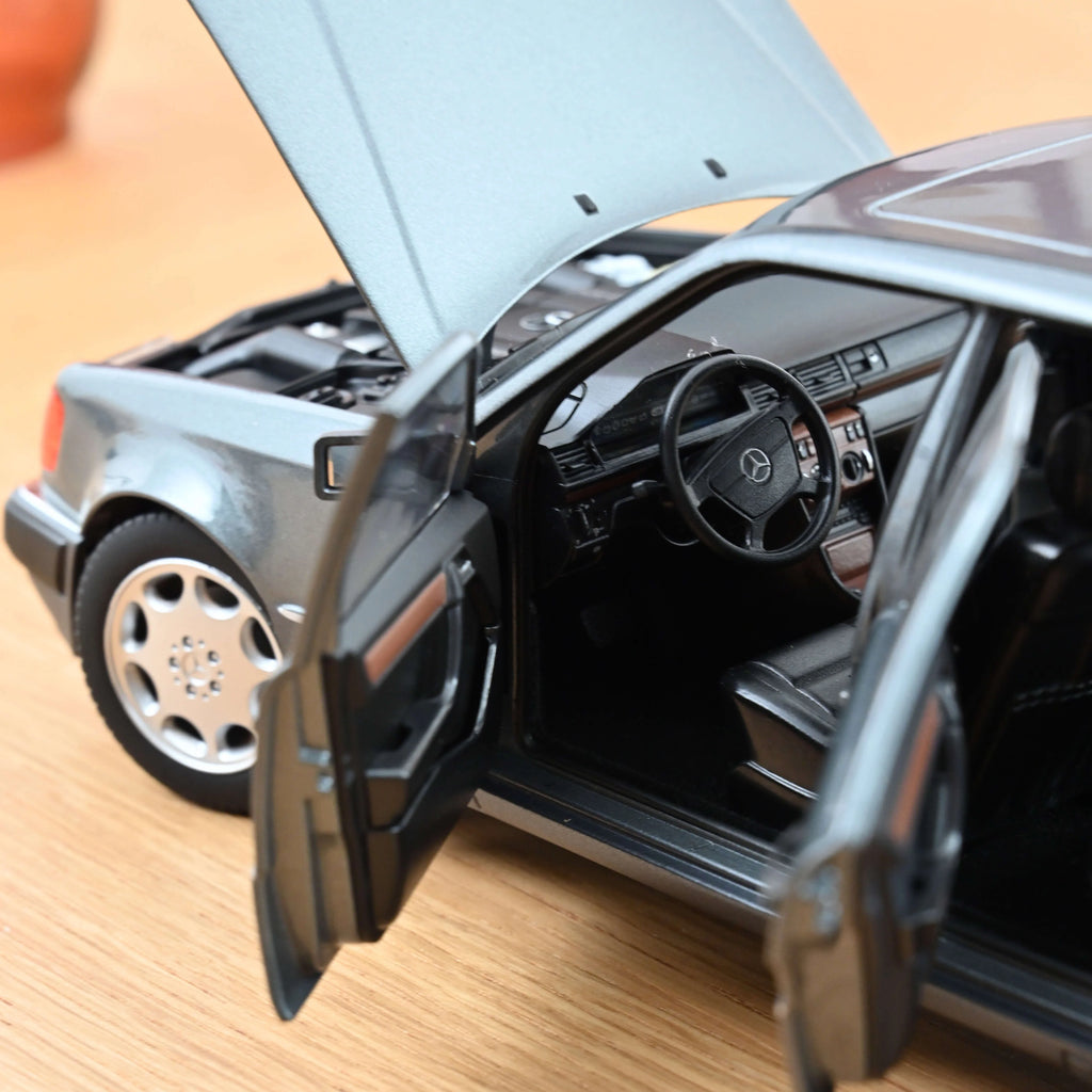Mercedes-Benz 500 E 1990 Perlmutgrau Metallic 1:18