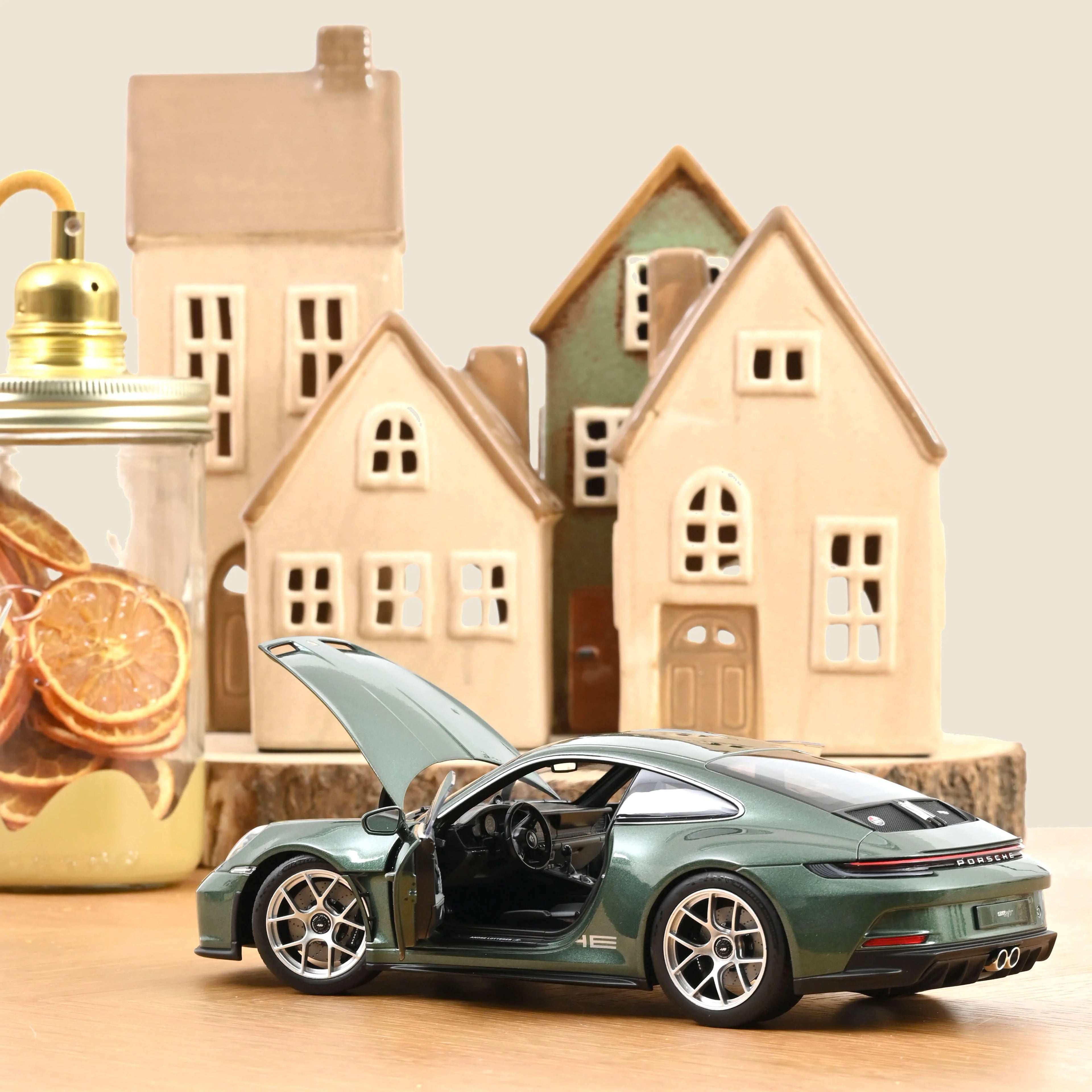 Porsche 911 S/T 2023 Malachite green metallic 1:18