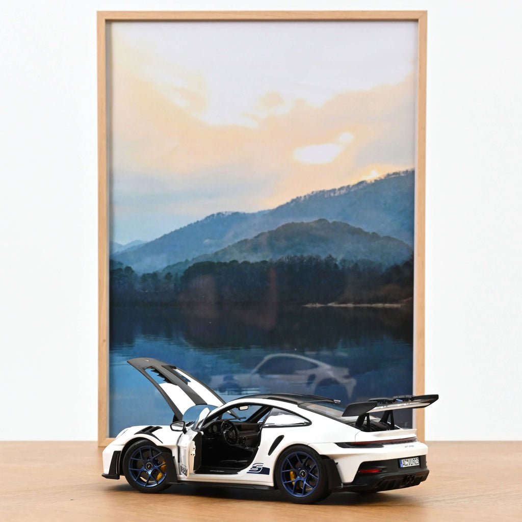 Porsche 911 GT3 RS w/Weissach Pack 2022 White/Indigoblue 1:18