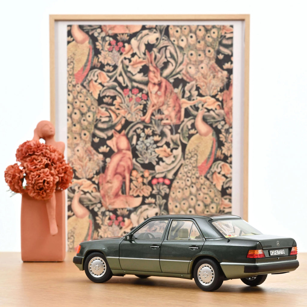 Mercedes-Benz 230 E 1990 Night Green metallic 1:18