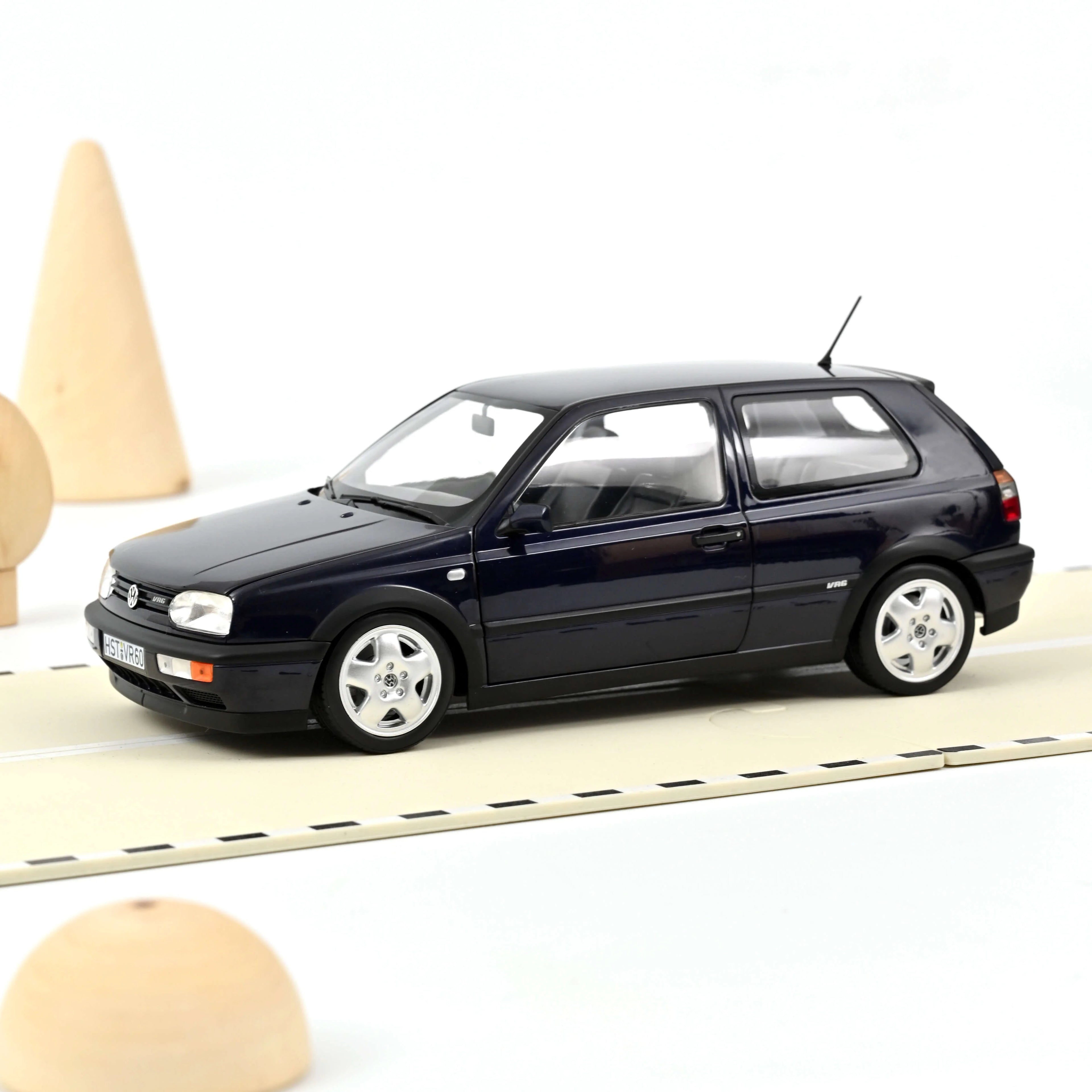 VW Golf VR6 1996 Bleu métallisé 1:18