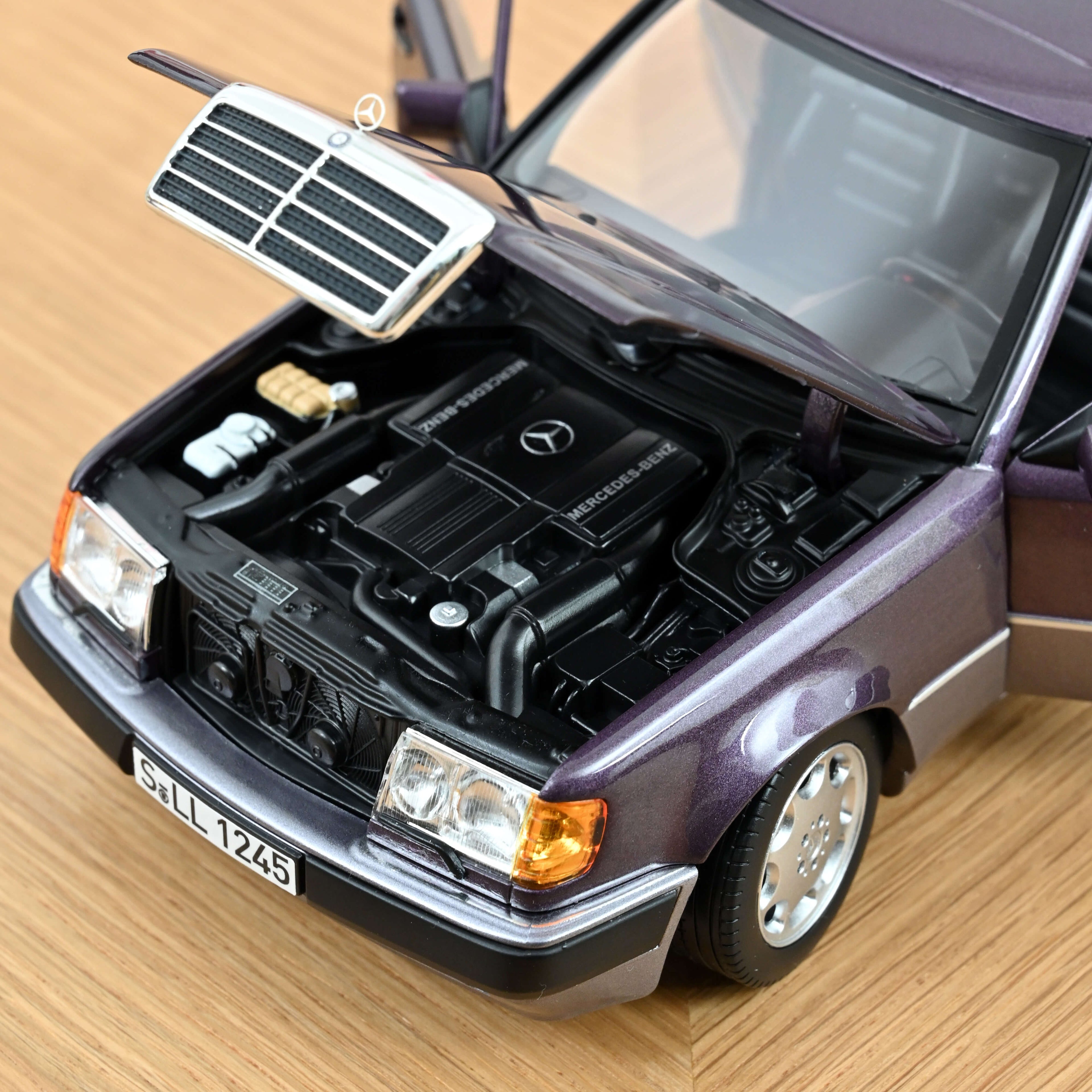 Mercedes-Benz 500 E 1990 Bornite met 1:18 - 300pcs