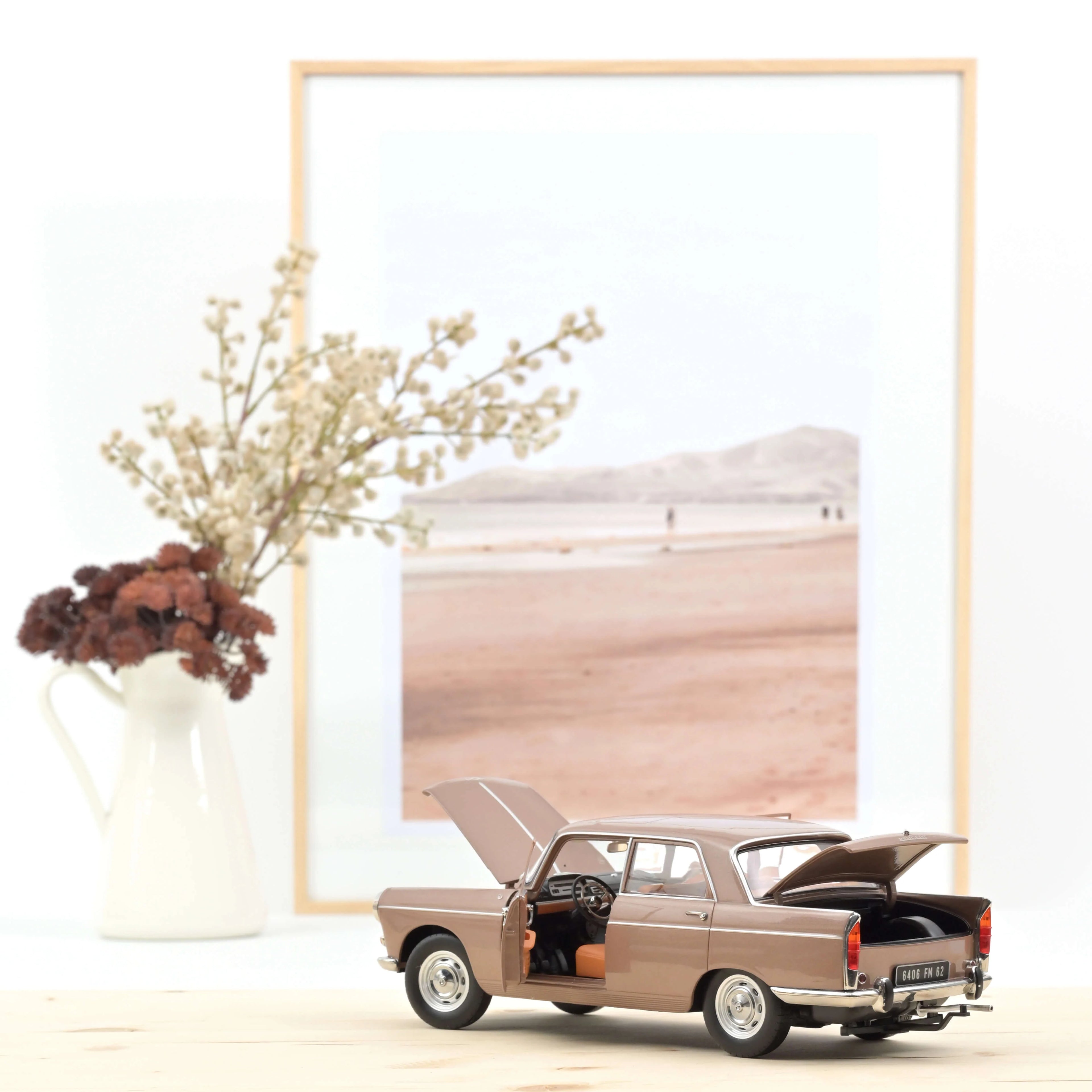 Peugeot 404 1965 Brun métallisé avec Caravane Hénon 1:18