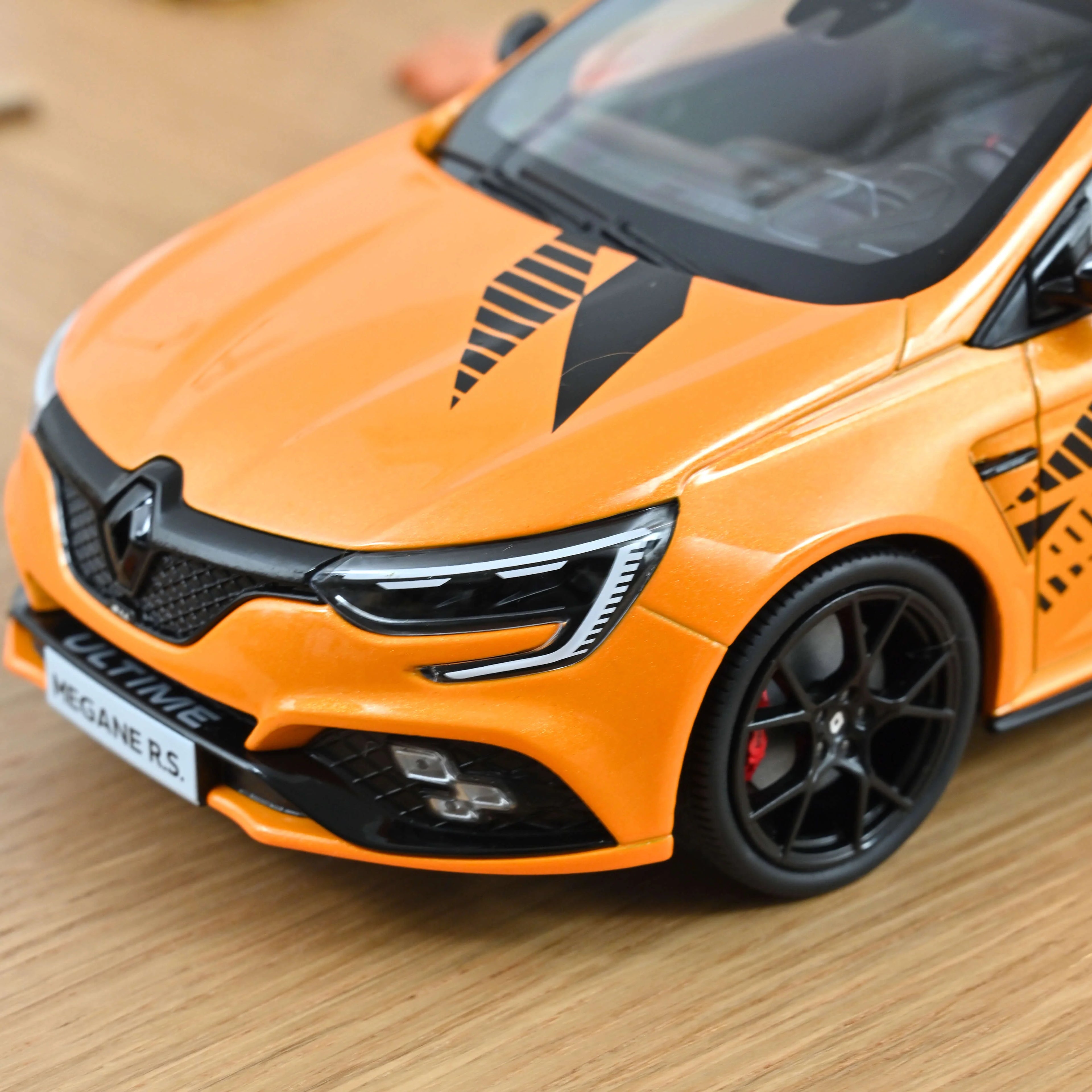 Renault Megane R.S. Ultime 2023 Tonic Orange 1:18 - 200 Stk.