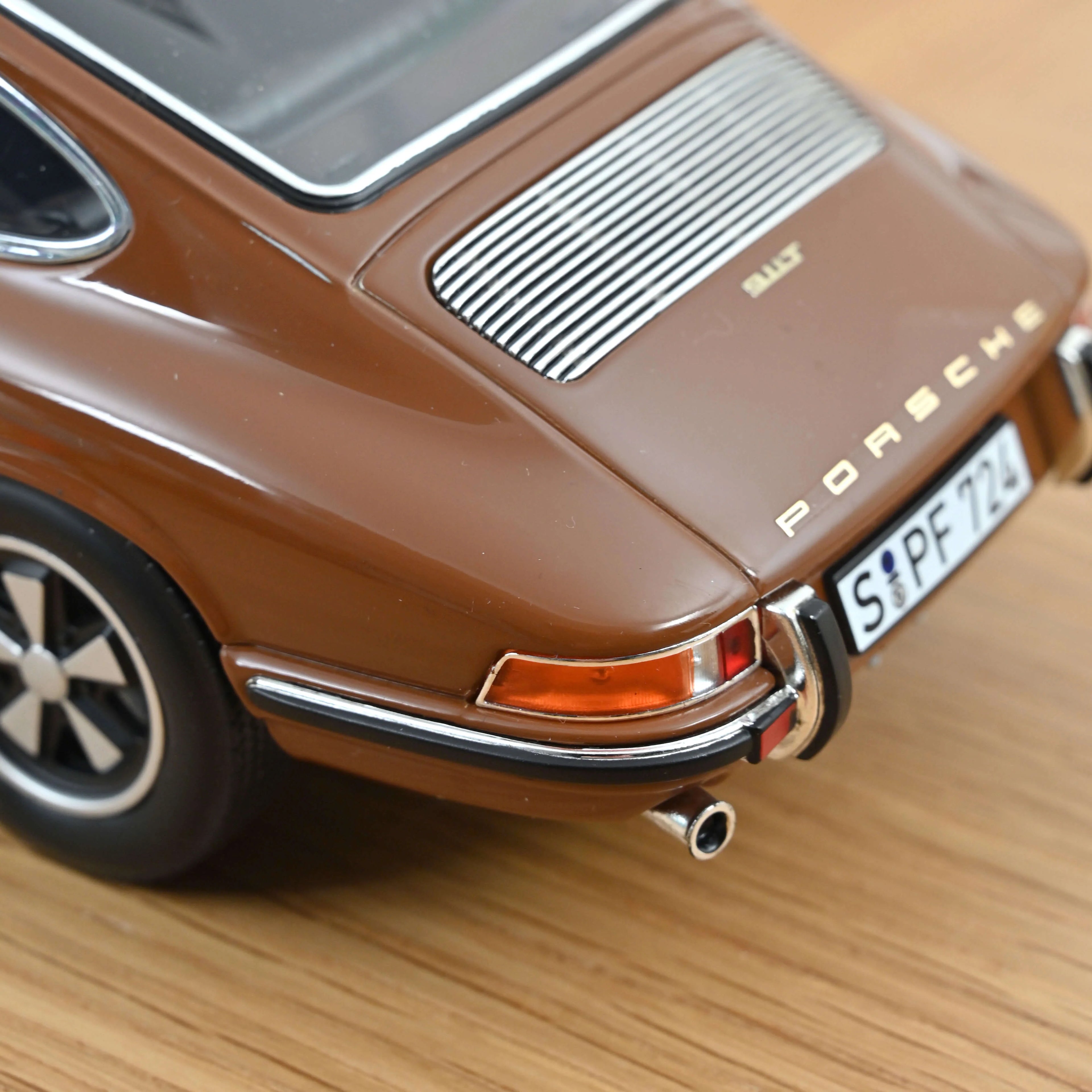 Porsche 911 T 1969 Sepia Brown 1:18 - 400pcs