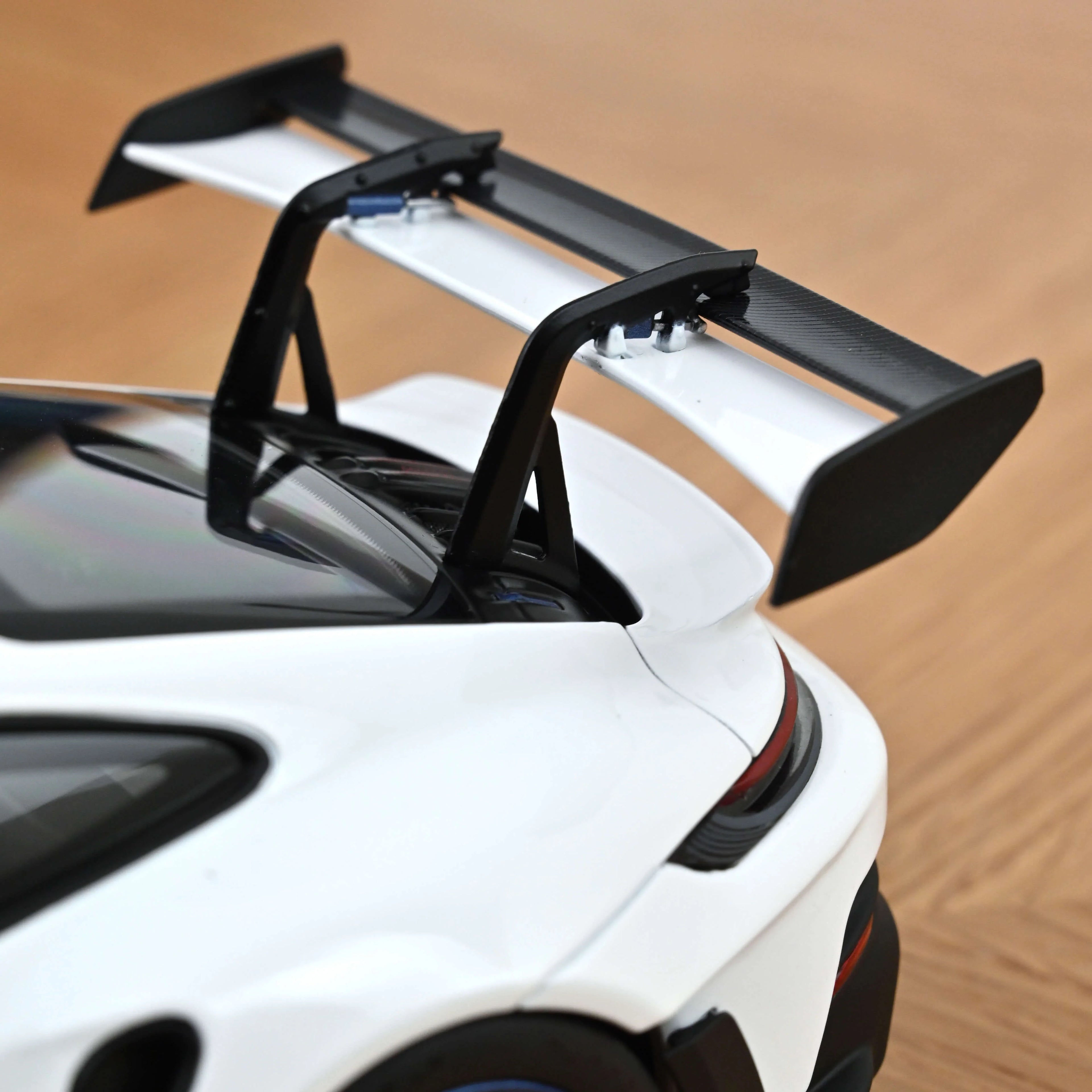 Porsche 911 GT3 RS w/Weissach Pack 2022 White/Indigoblue 1:18