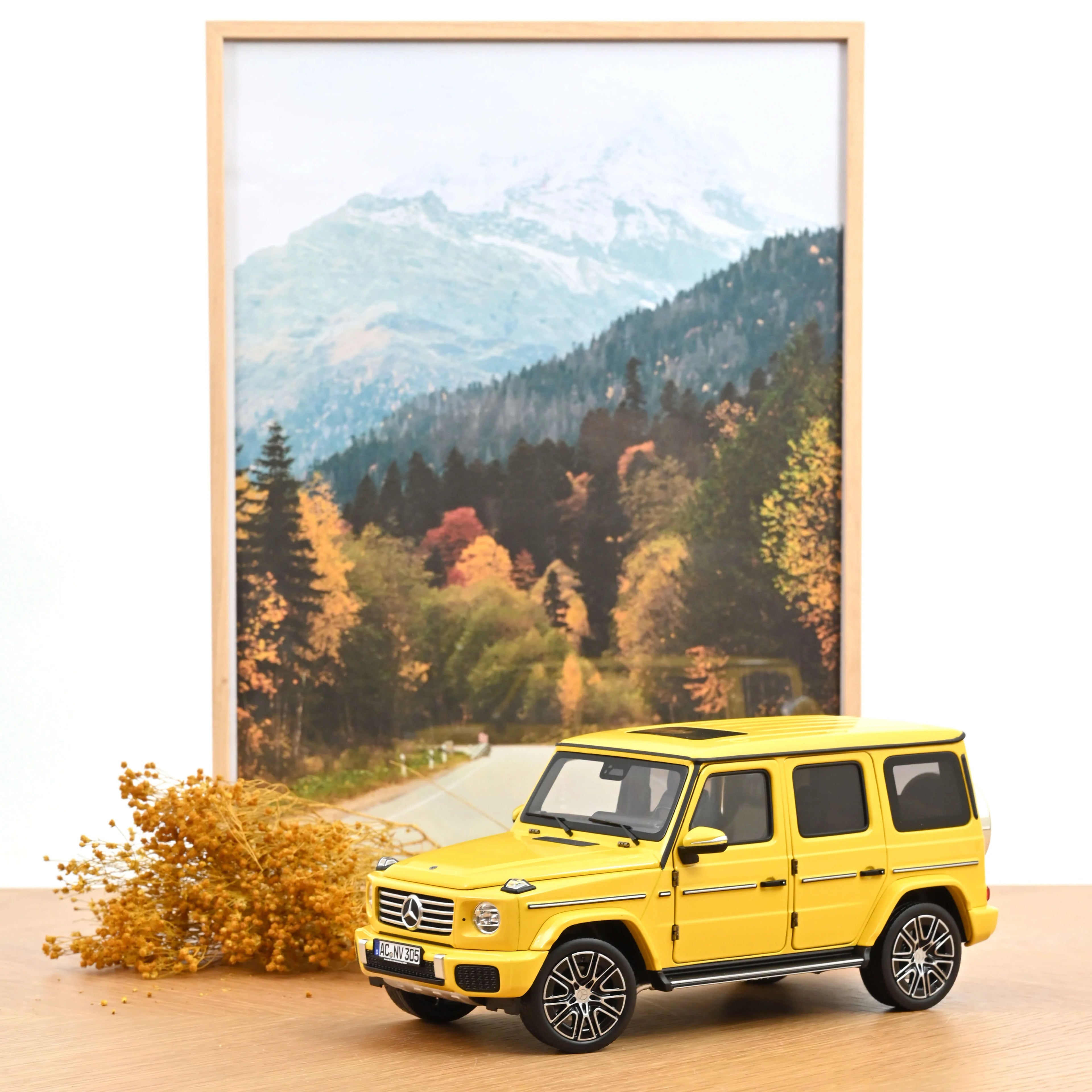 Mercedes-Benz G-Class 2024 Sun Yellow 1:18