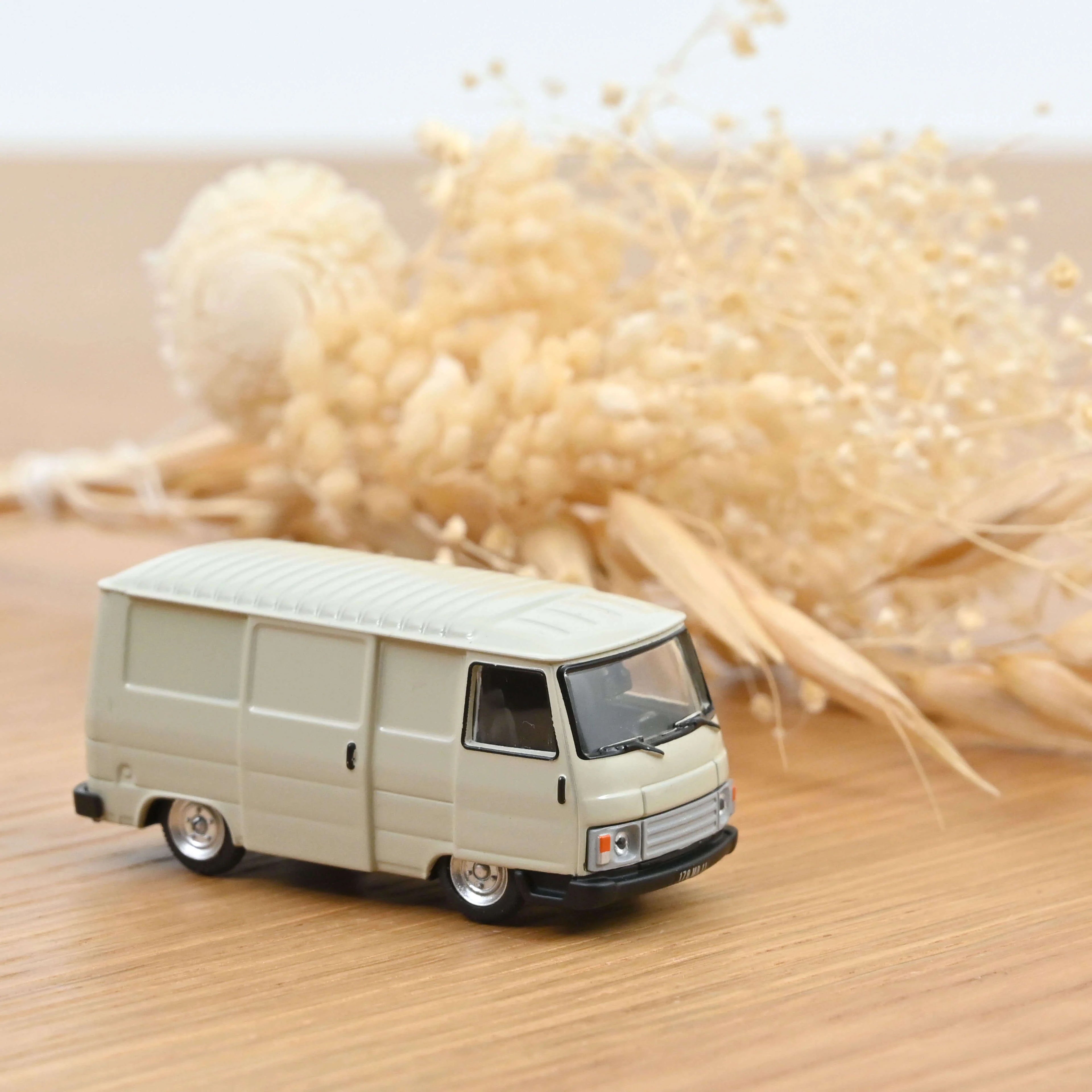 Peugeot J9 1981 Beige 1:87