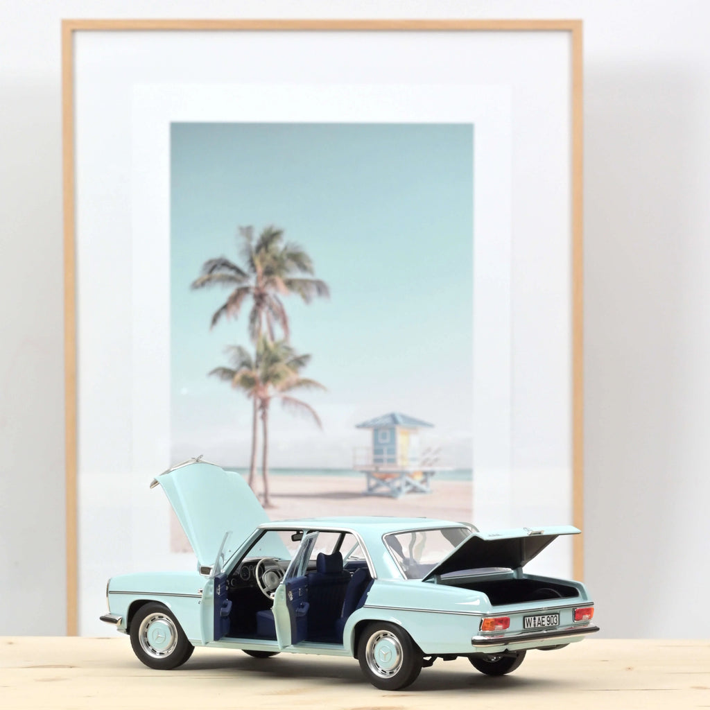 Mercedes-Benz 200 1968 Light blue 1:18