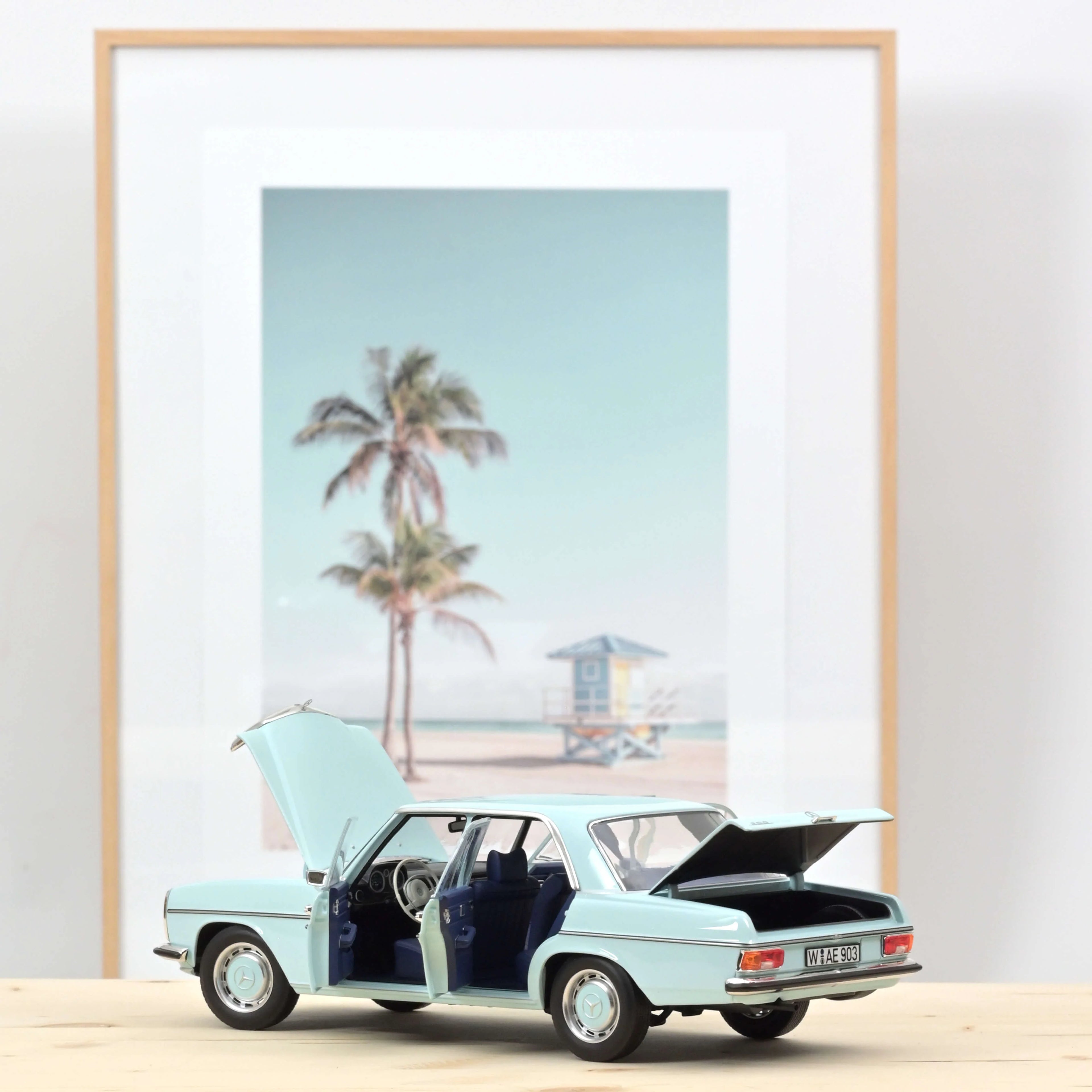Mercedes-Benz 200 1968 Light blue 1:18