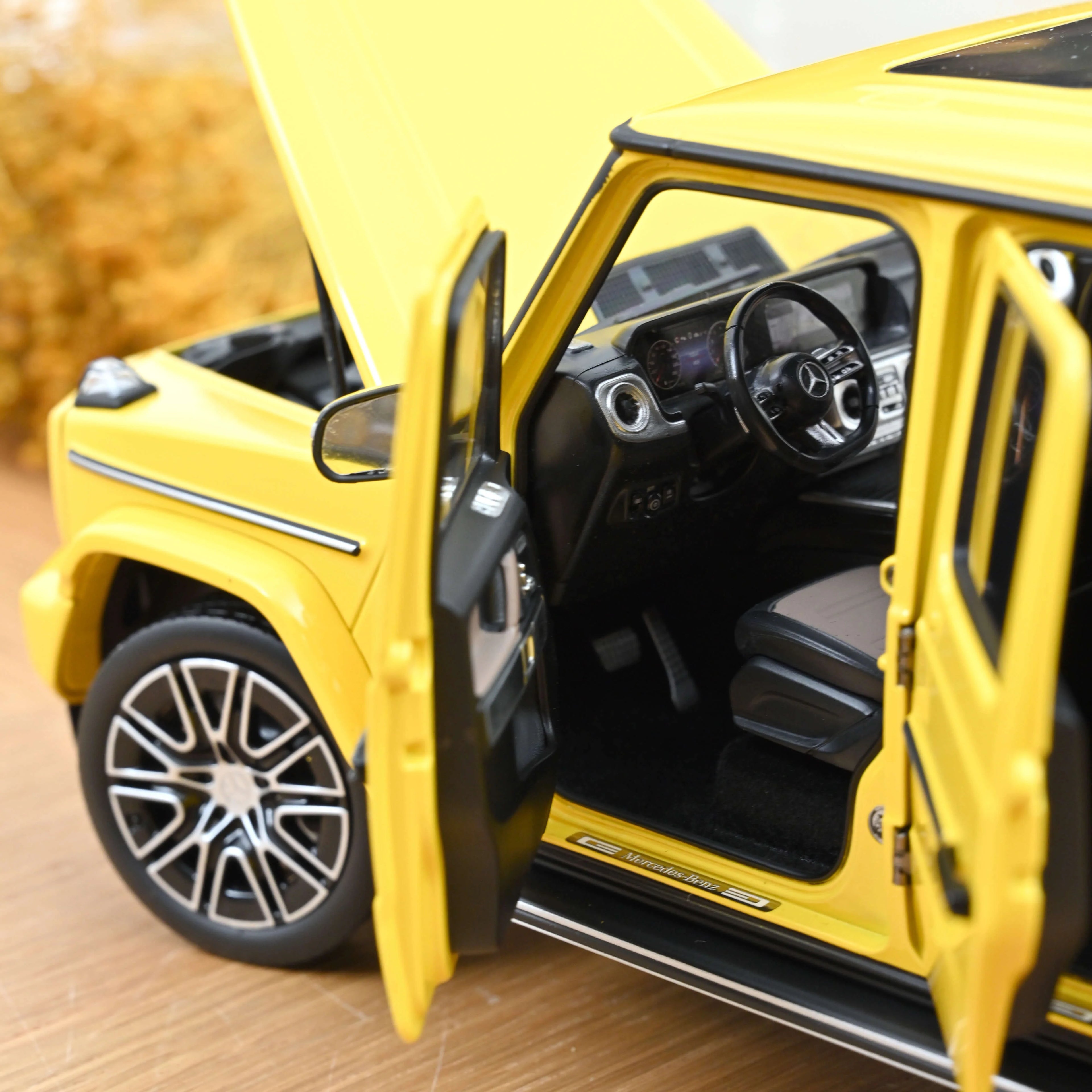 Mercedes-Benz G-Class 2024 Sun Yellow 1:18
