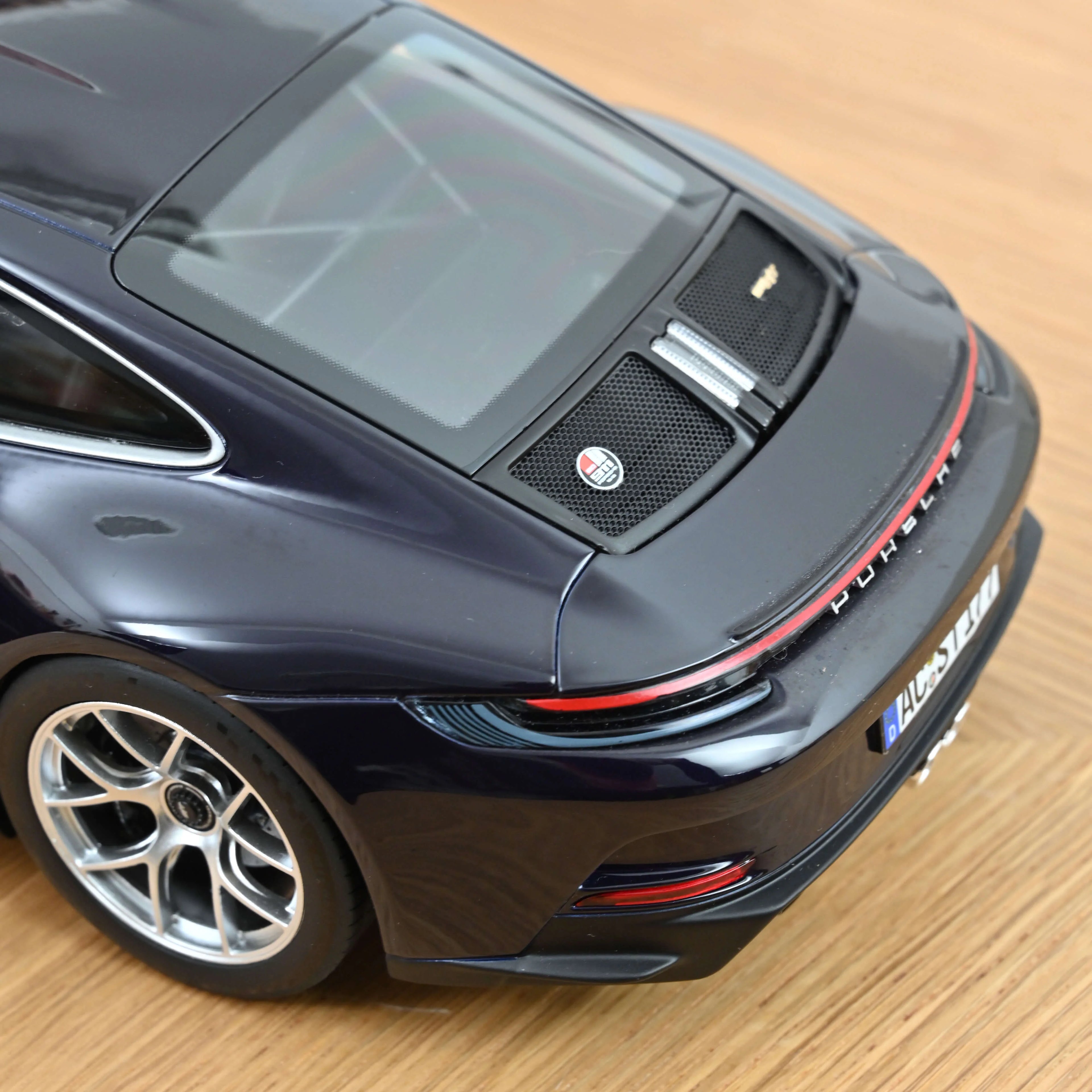 Porsche 911 S/T 2023 Violametallic 1:18 - 400pcs