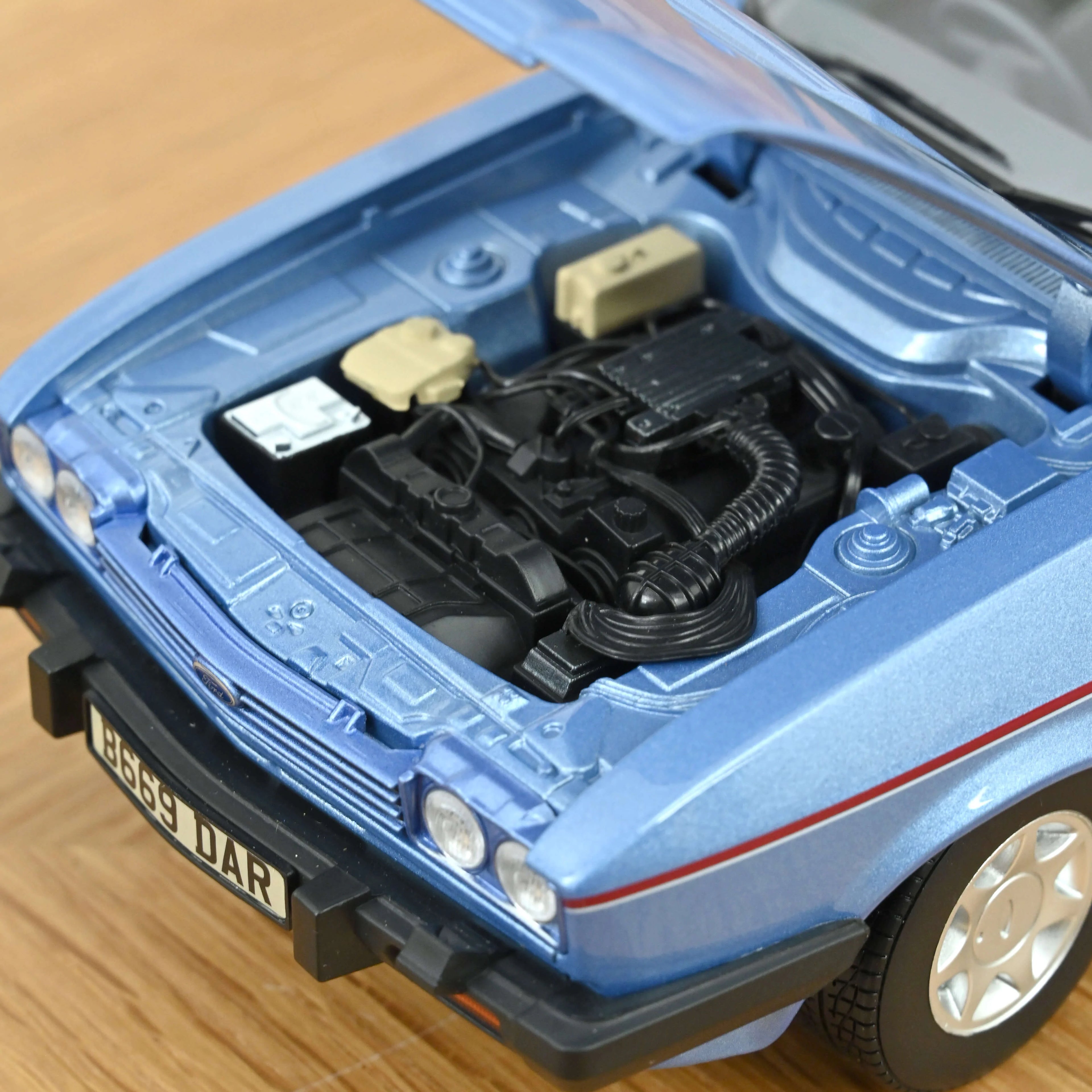 Ford Capri Mk.III 2.8 Injection Rechtslenker 1984 Paris Blue Metallic 1:18