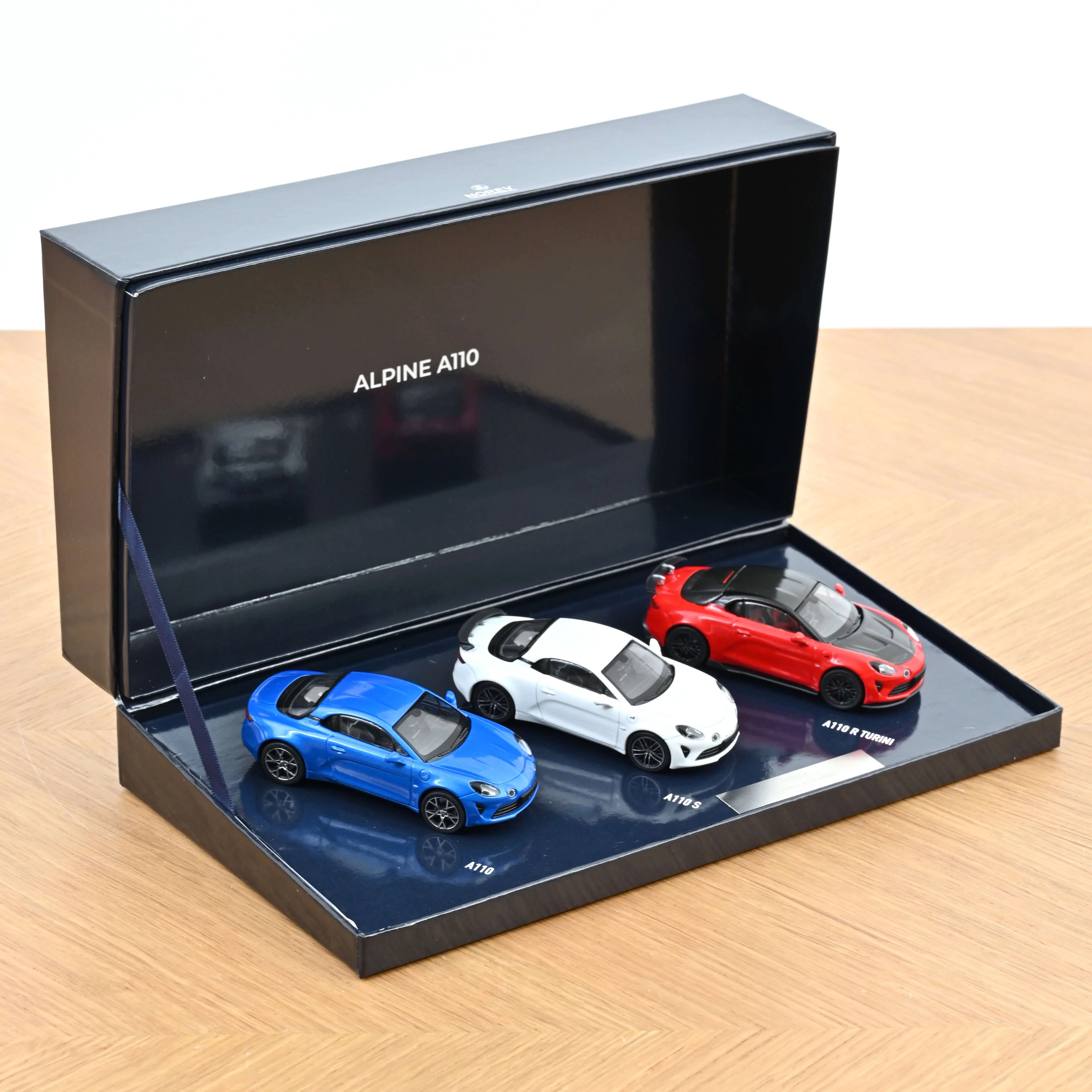 Geschenkbox Alpine A110 2025 Farben der französischen Flagge 1:43 - 500 Stk