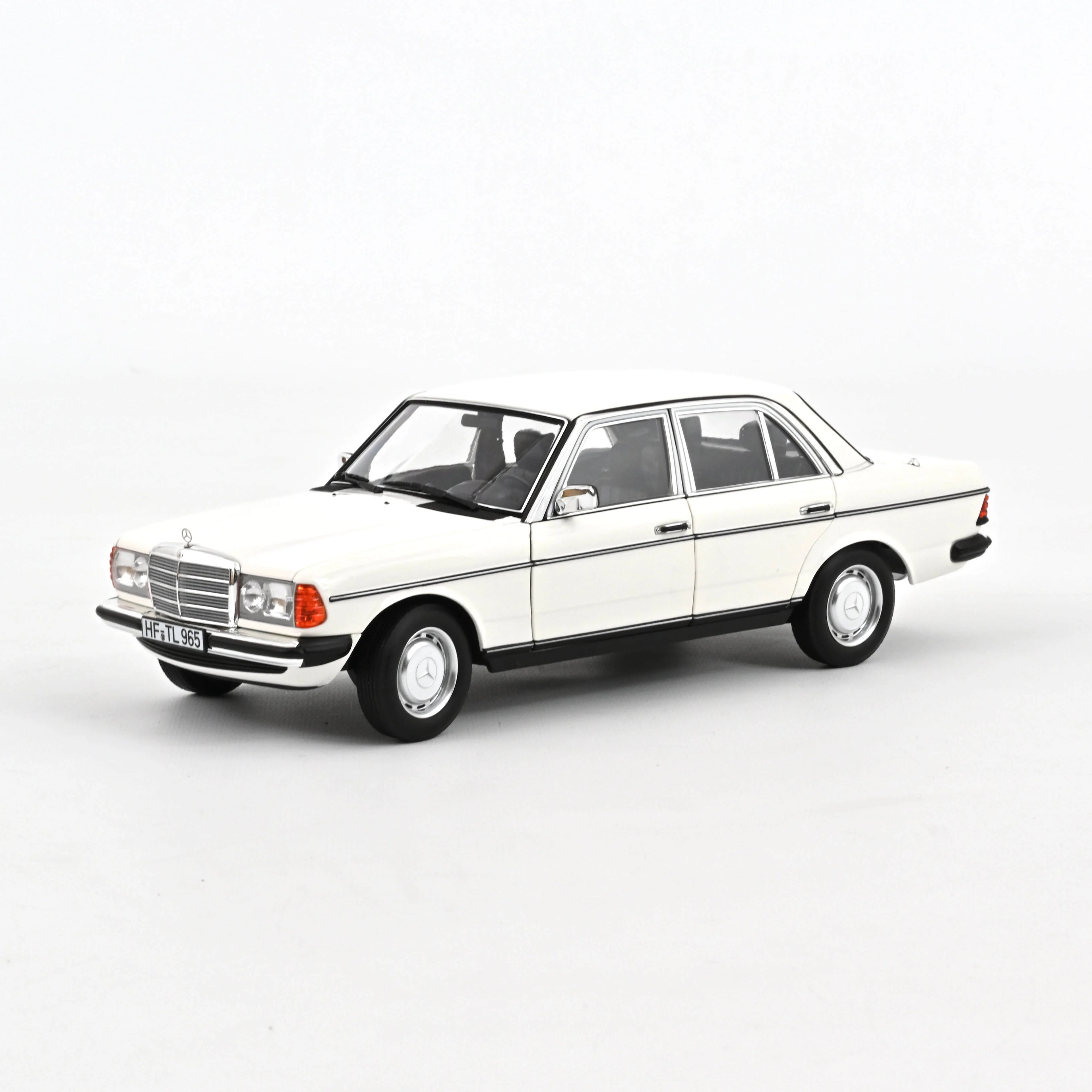 Mercedes-Benz 200 1982 White 1:18