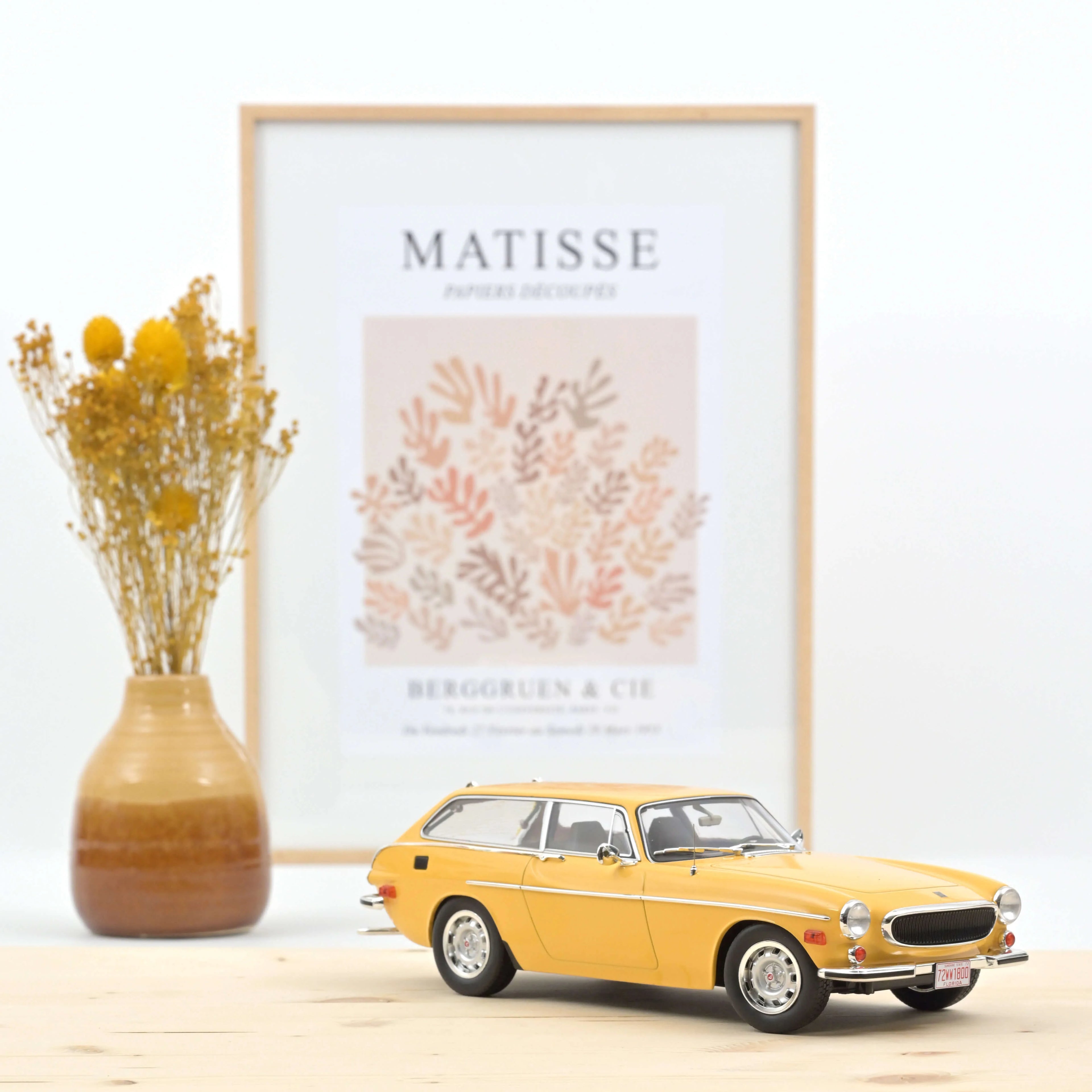 Volvo 1800 ES (US version) 1972 SunYellow 1:18 - 400pcs