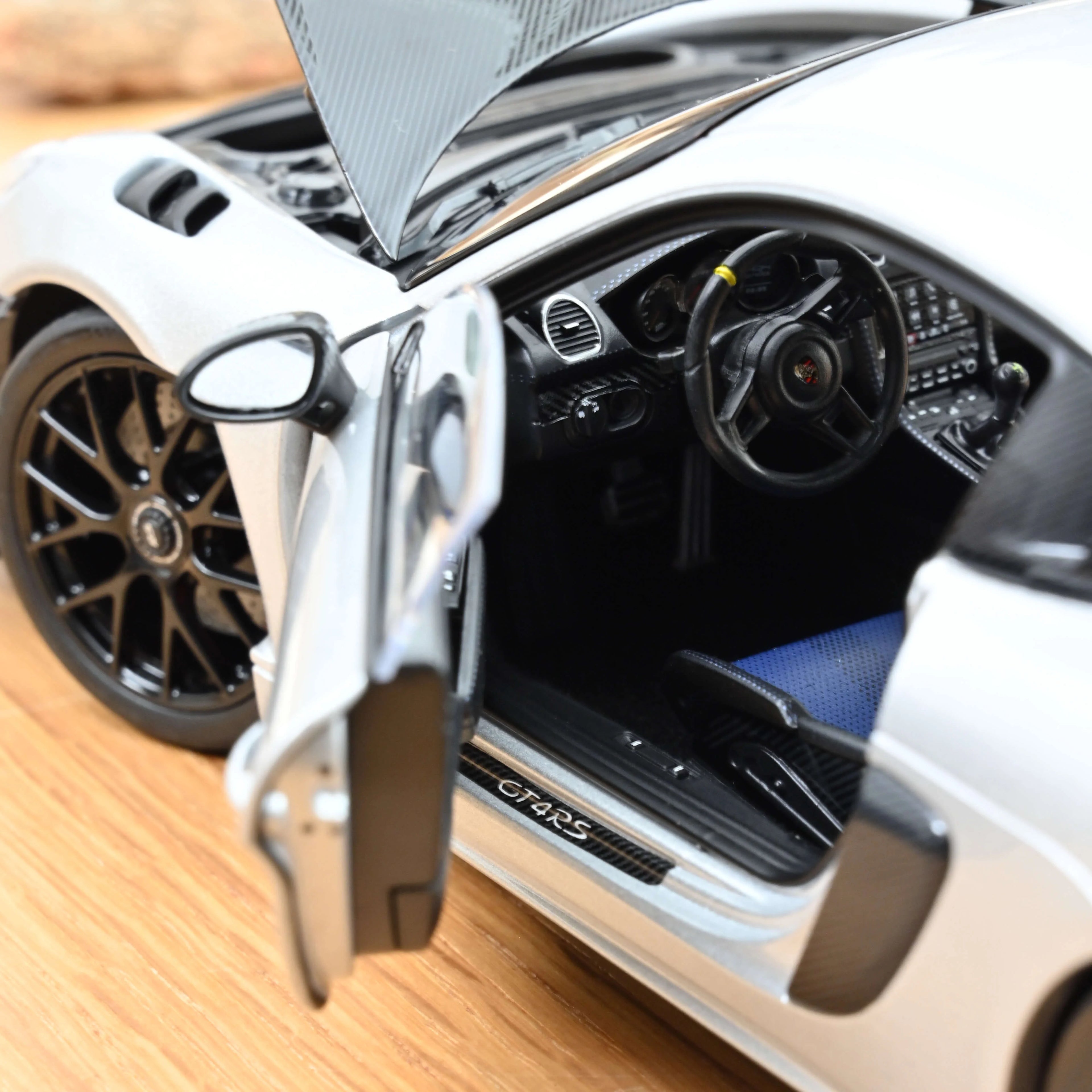Porsche Cayman GT4 RS w/Weissach Pack 2023 GT-Silvermetallic 1:18