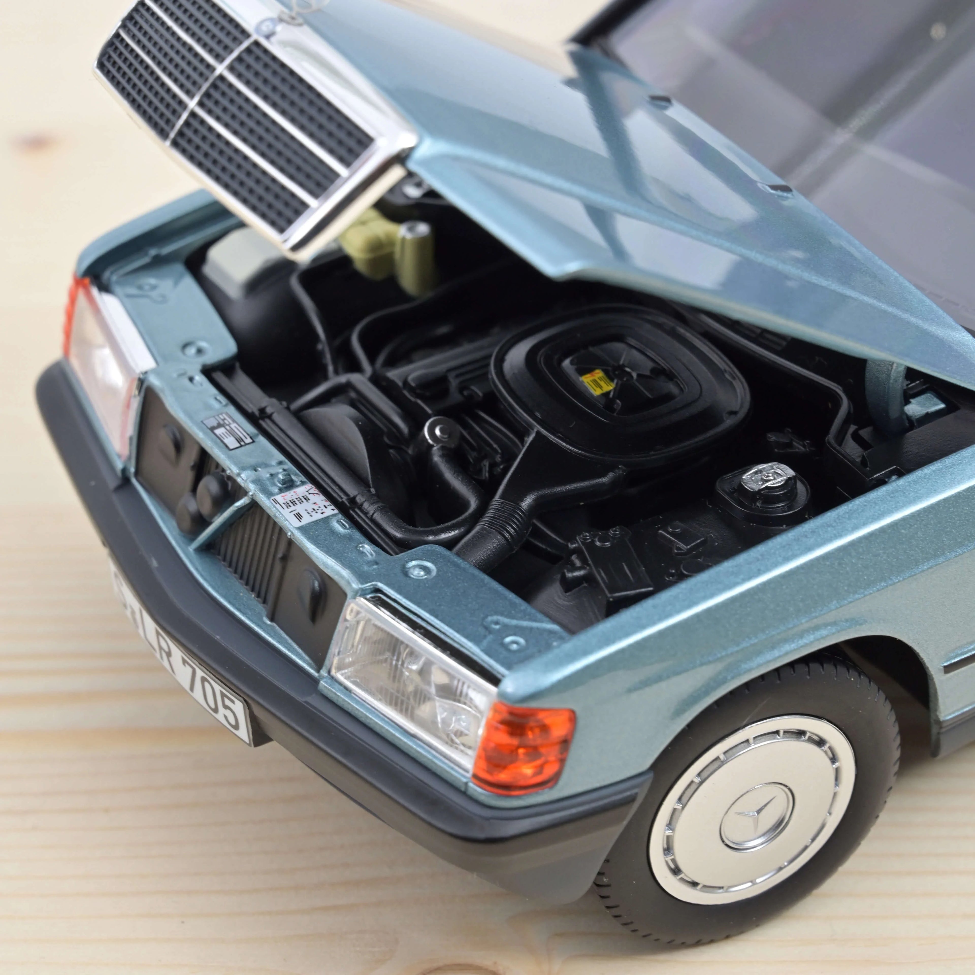 Mercedes-Benz 190 E 1984 Bleu clair métallisé 1:18