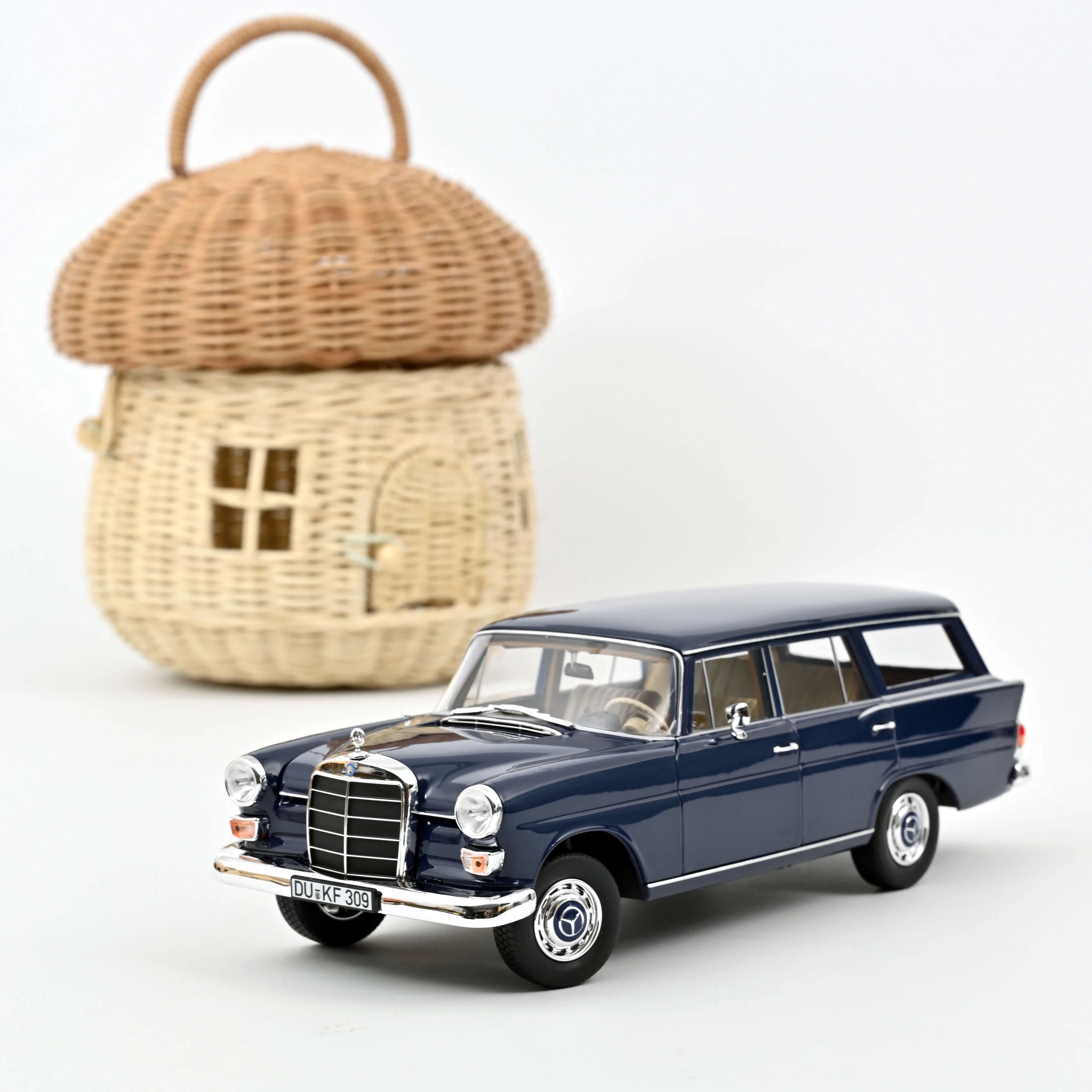 Mercedes-Benz 200 Universal 1966 Dunkelblau 1:18