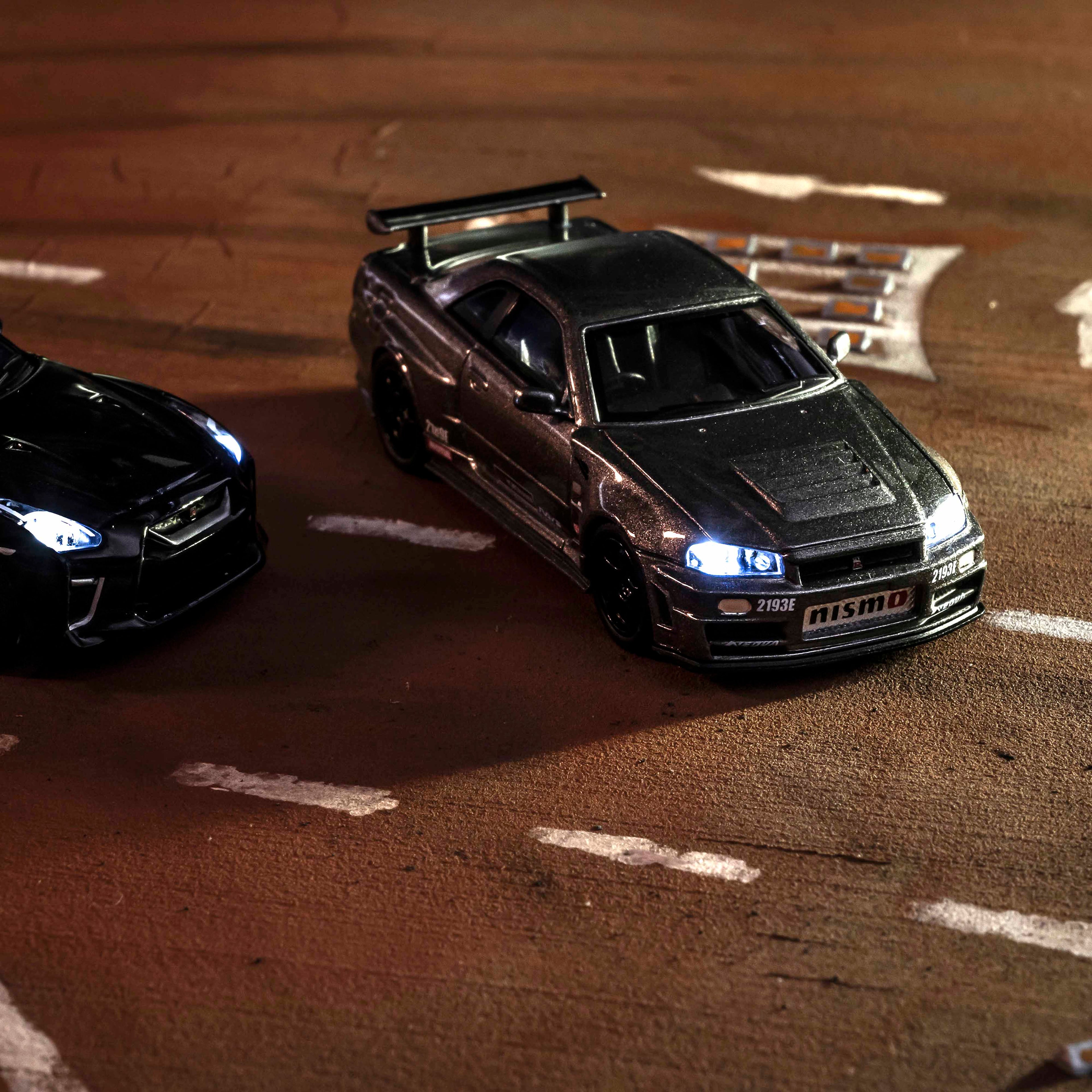 Nissan Skyline R34 GT-R NISMO (gris) 1/64