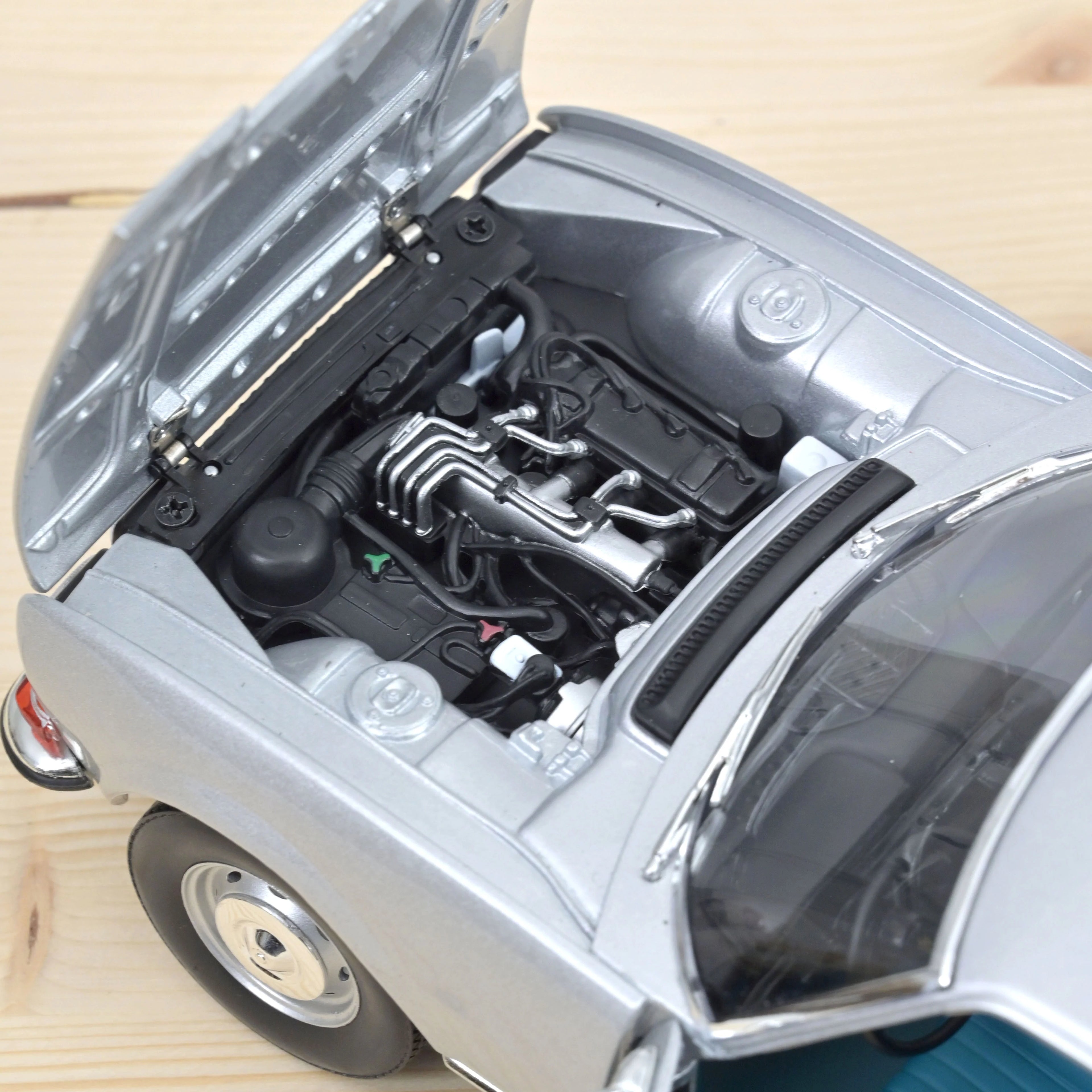 Peugeot 504 Coupe 1969 Silver 1:18 - 250pcs