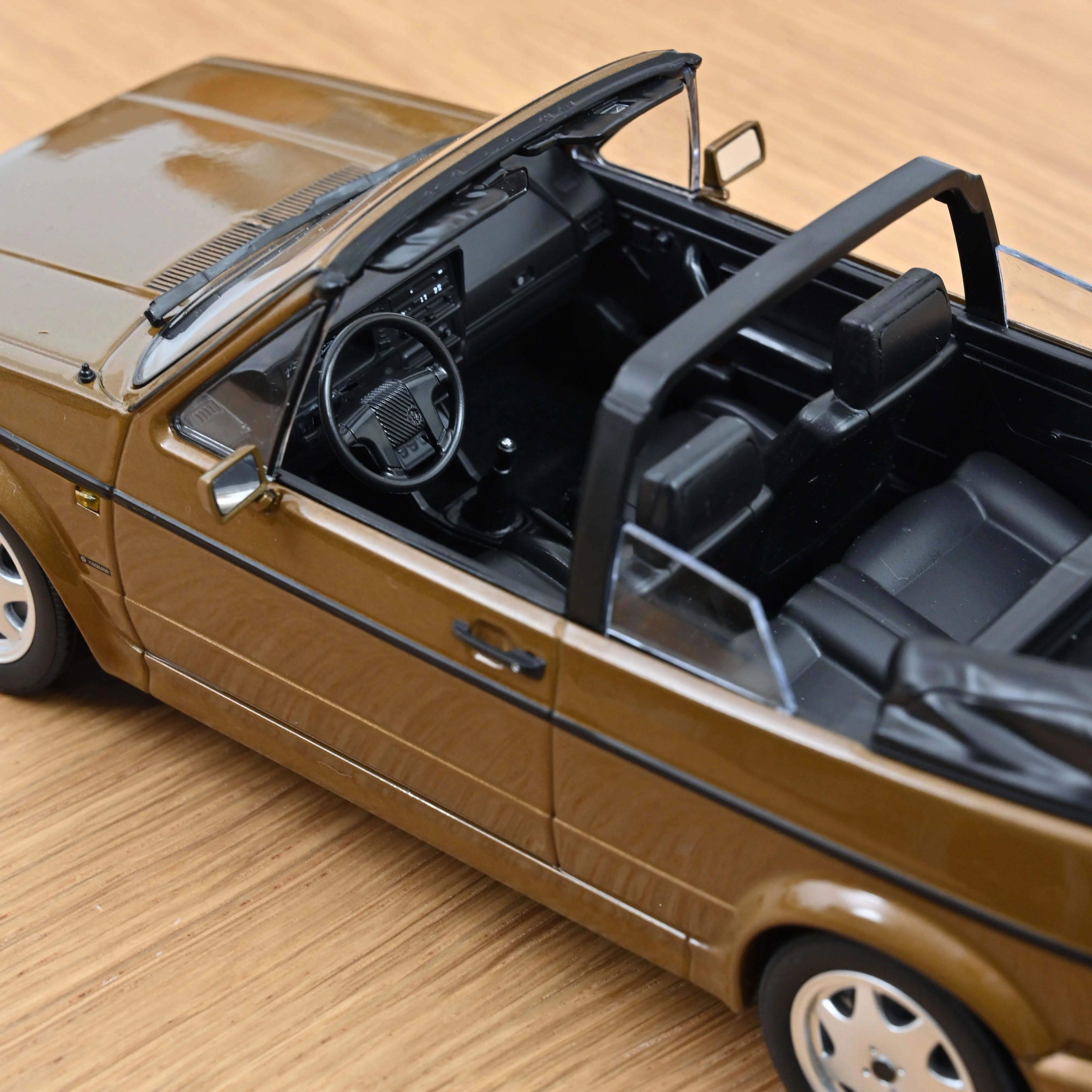 VW Golf Cabriolet 1992 Bronce metallic 1:18 - 200 pcs