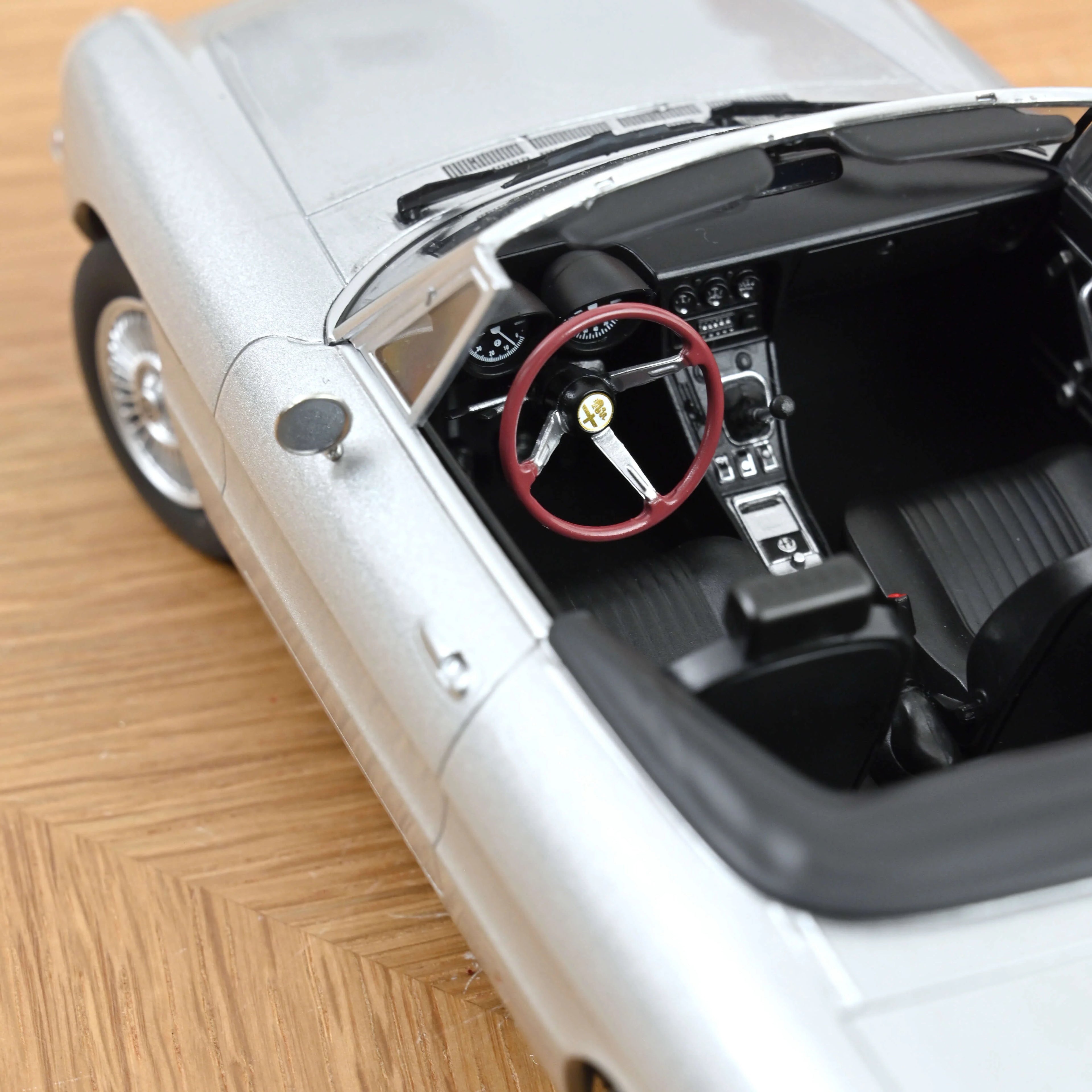 Alfa Romeo 2000 Spider 1973 Silvergrey metallic 1:18