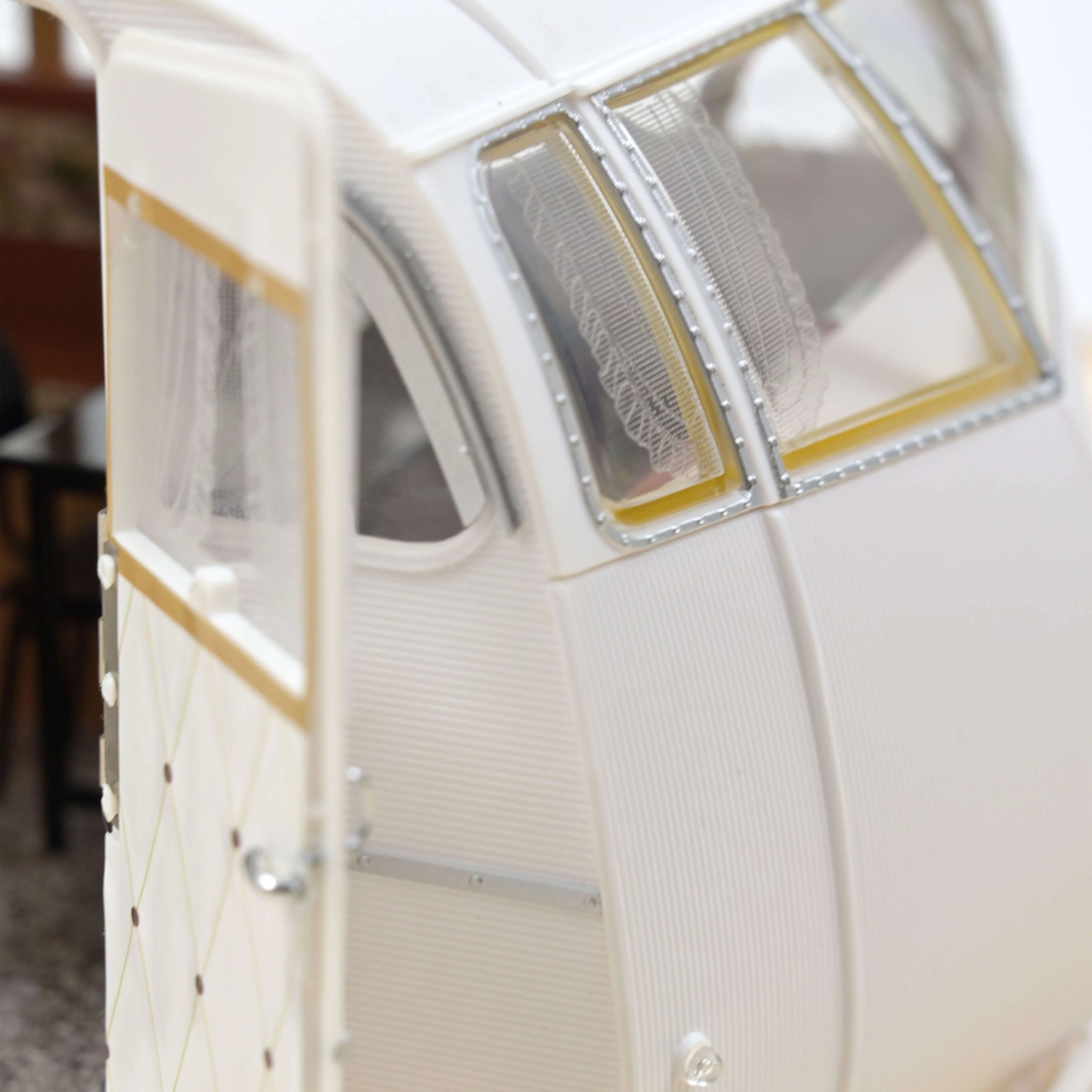 Peugeot 404 1965 Brun métallisé avec Caravane Hénon 1:18