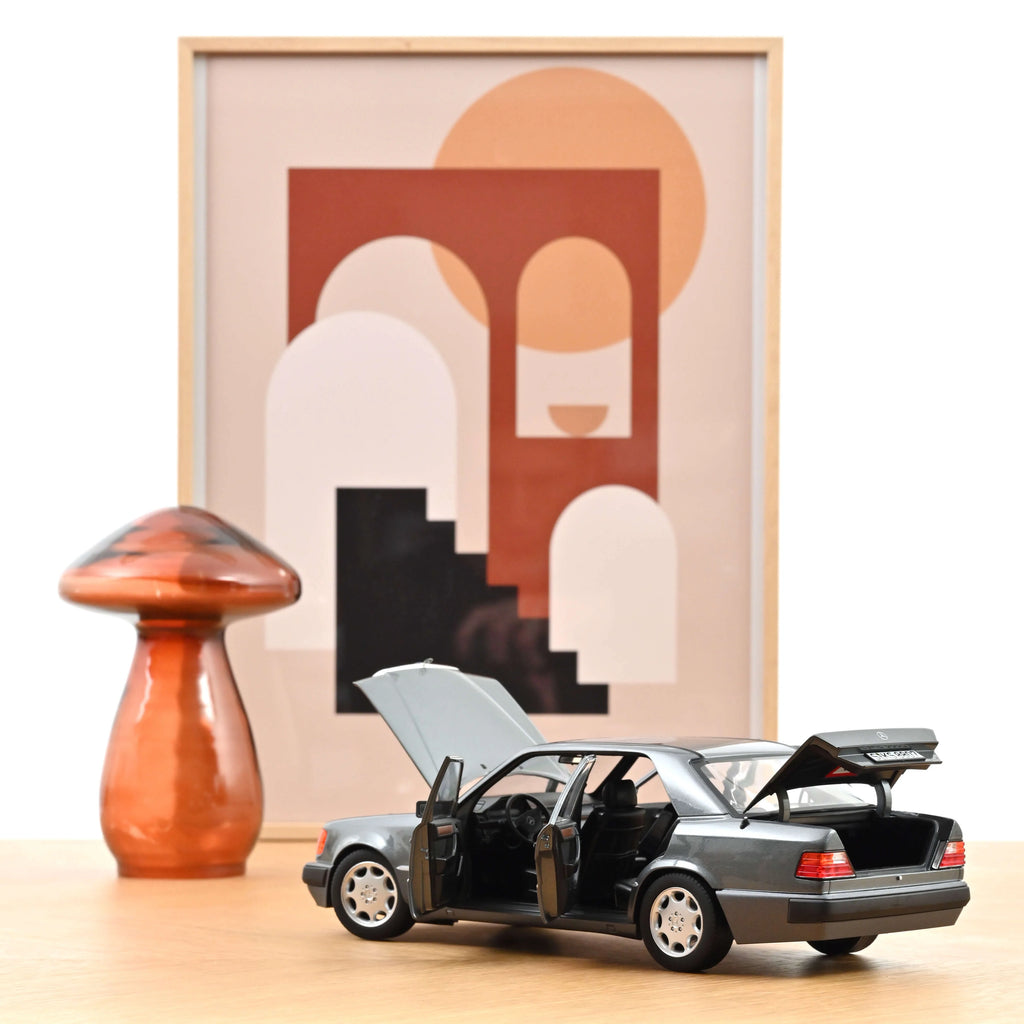 Mercedes-Benz 500 E 1990 Perlmutgrau Metallic 1:18