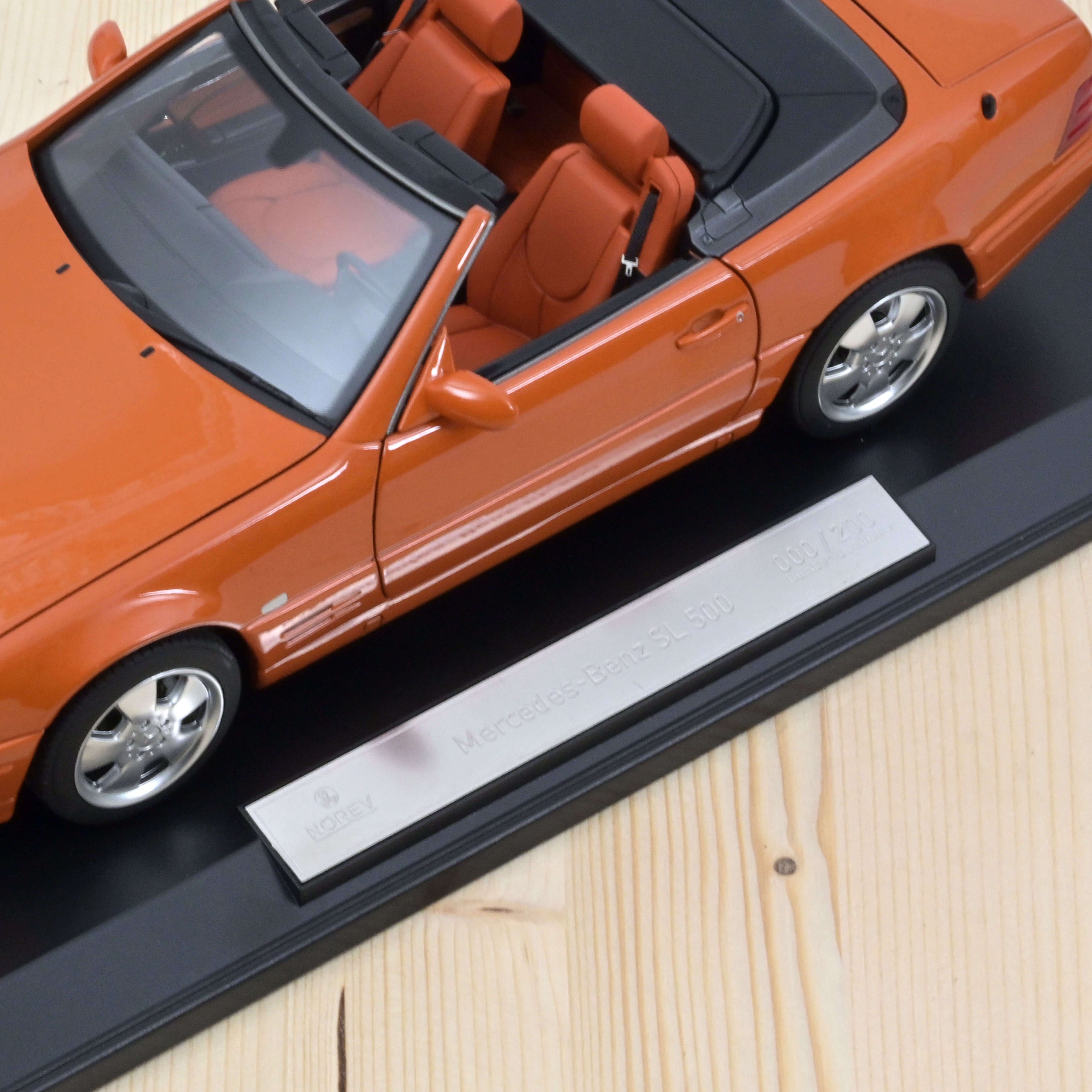 Mercedes-Benz SL 500 1999 Orange met 1:18 - 200pcs