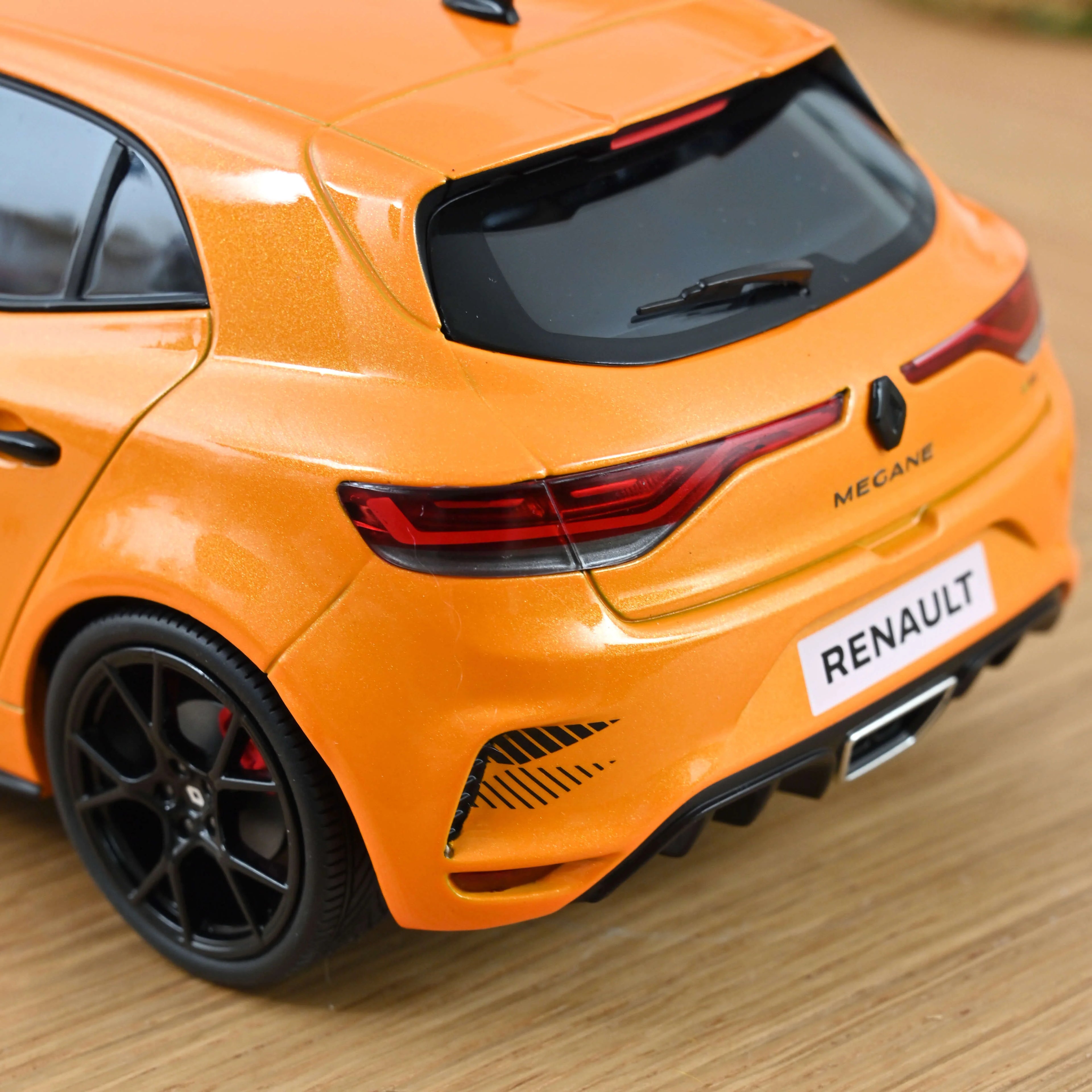 Renault Megane R.S. Ultime 2023 Tonic Orange 1:18 - 200 Stk.
