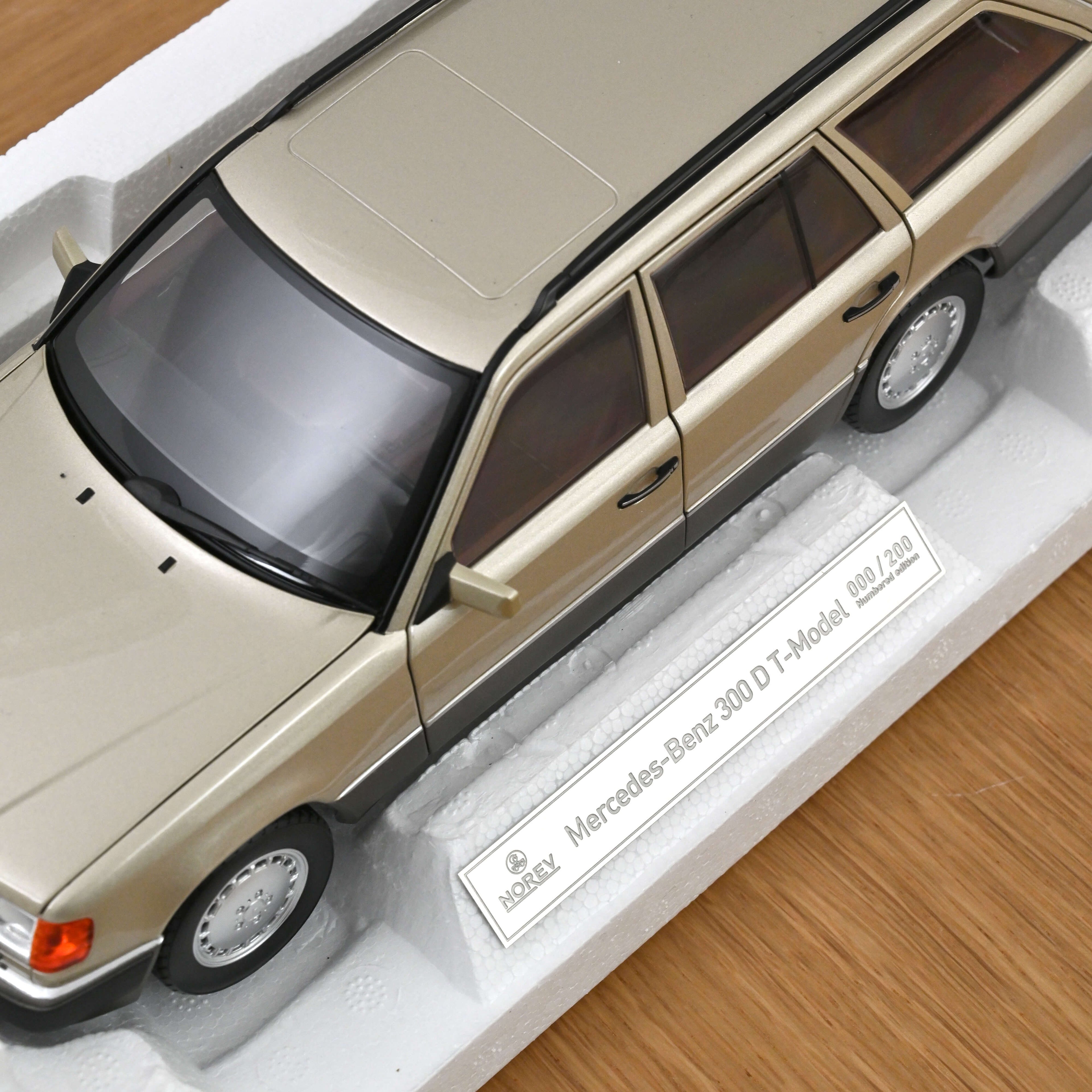 Mercedes-Benz 300 TD 1990 Smokesilver metallic 1:18 - 200pcs