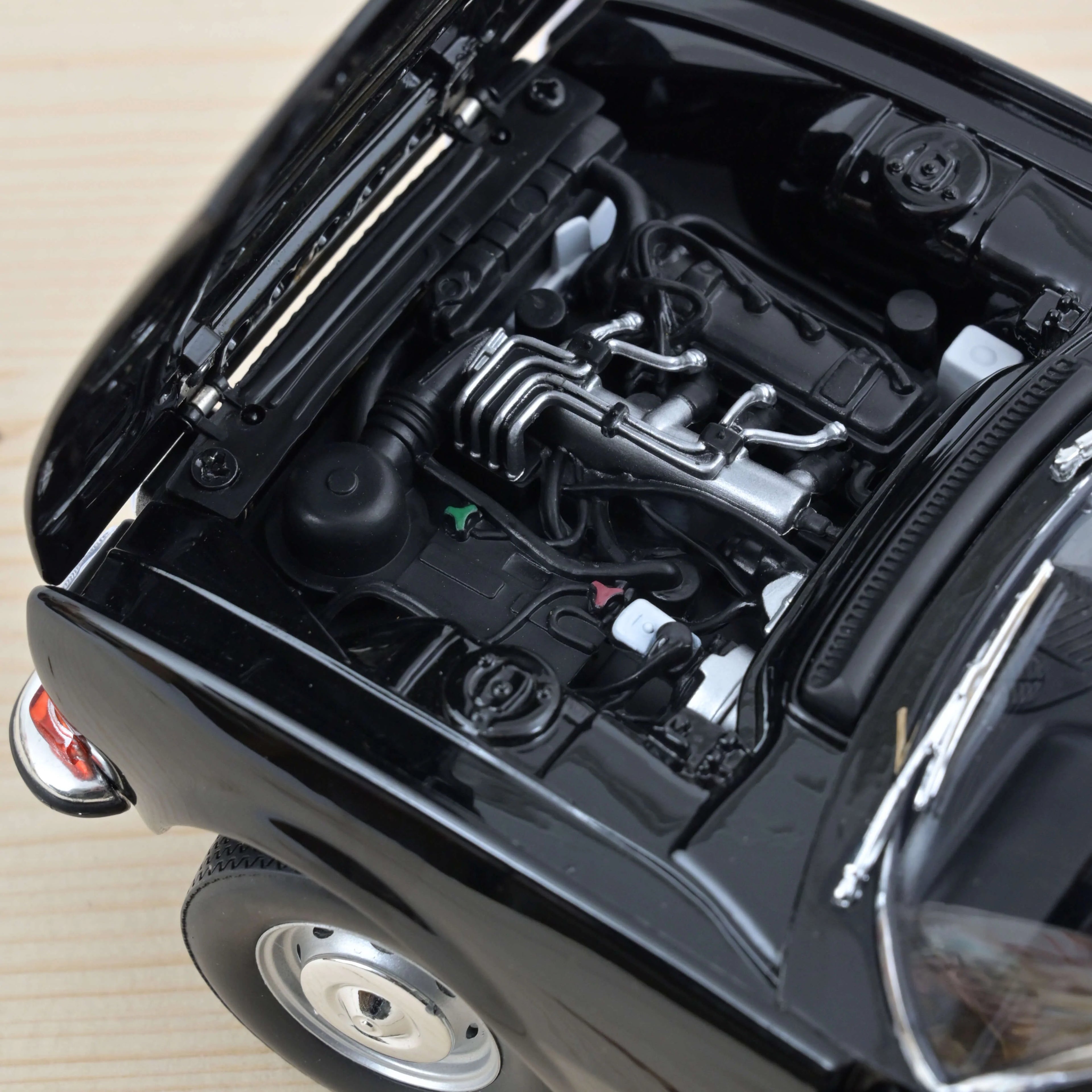 Peugeot 504 Coupé 1972 Schwarz 1:18