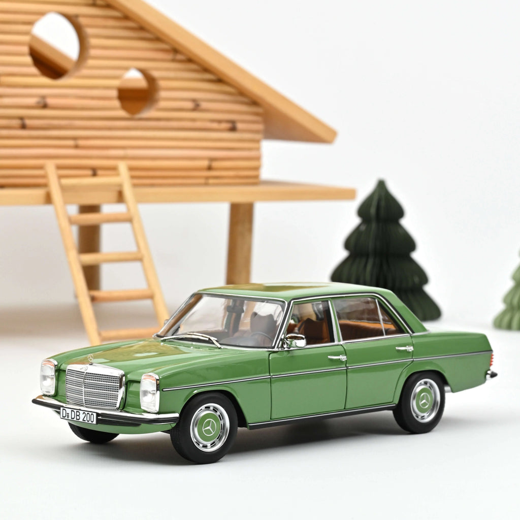 Mercedes-Benz 200 1973 Verte 1:18