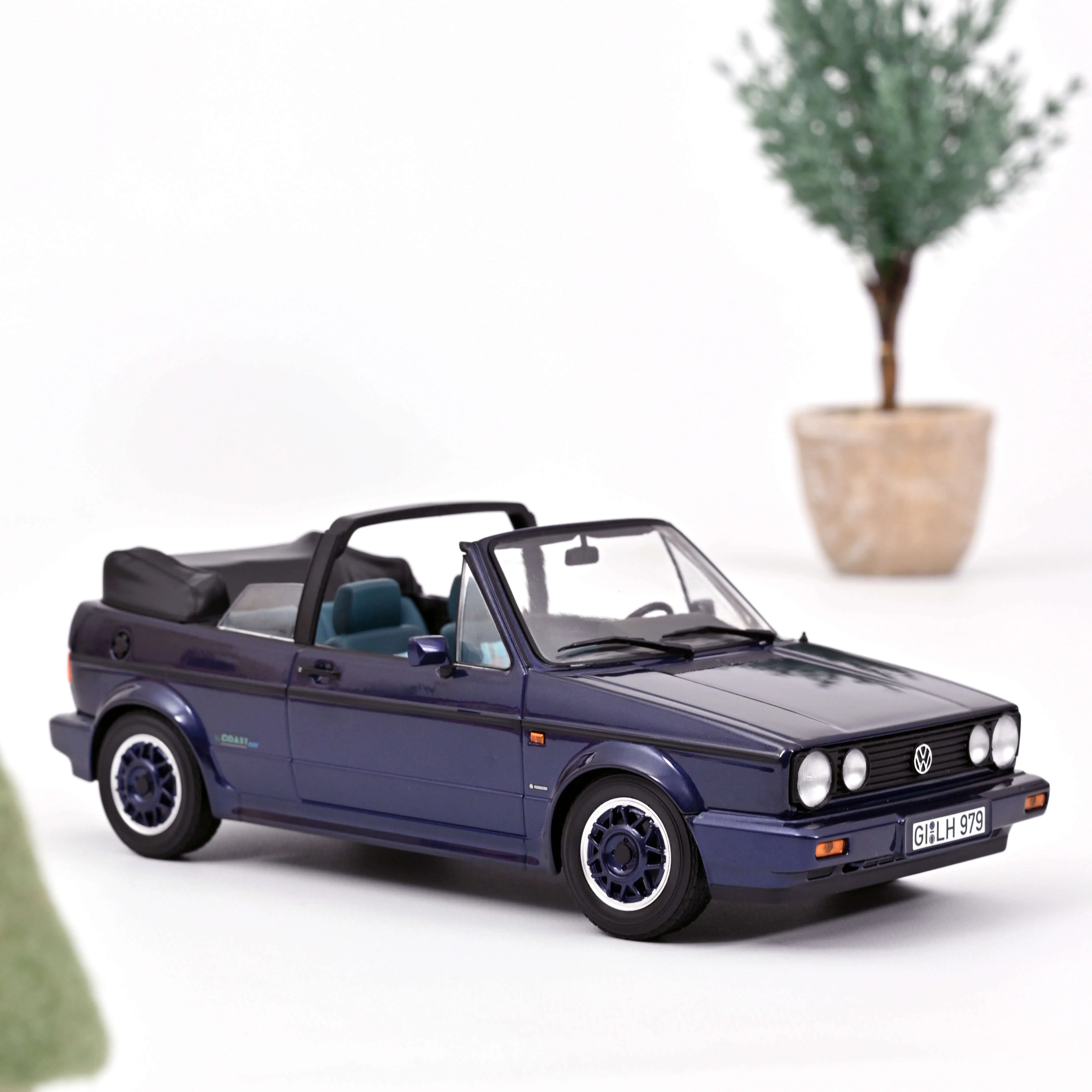 VW Golf Cabriolet Coast 1991 Lila Metallic 1:18