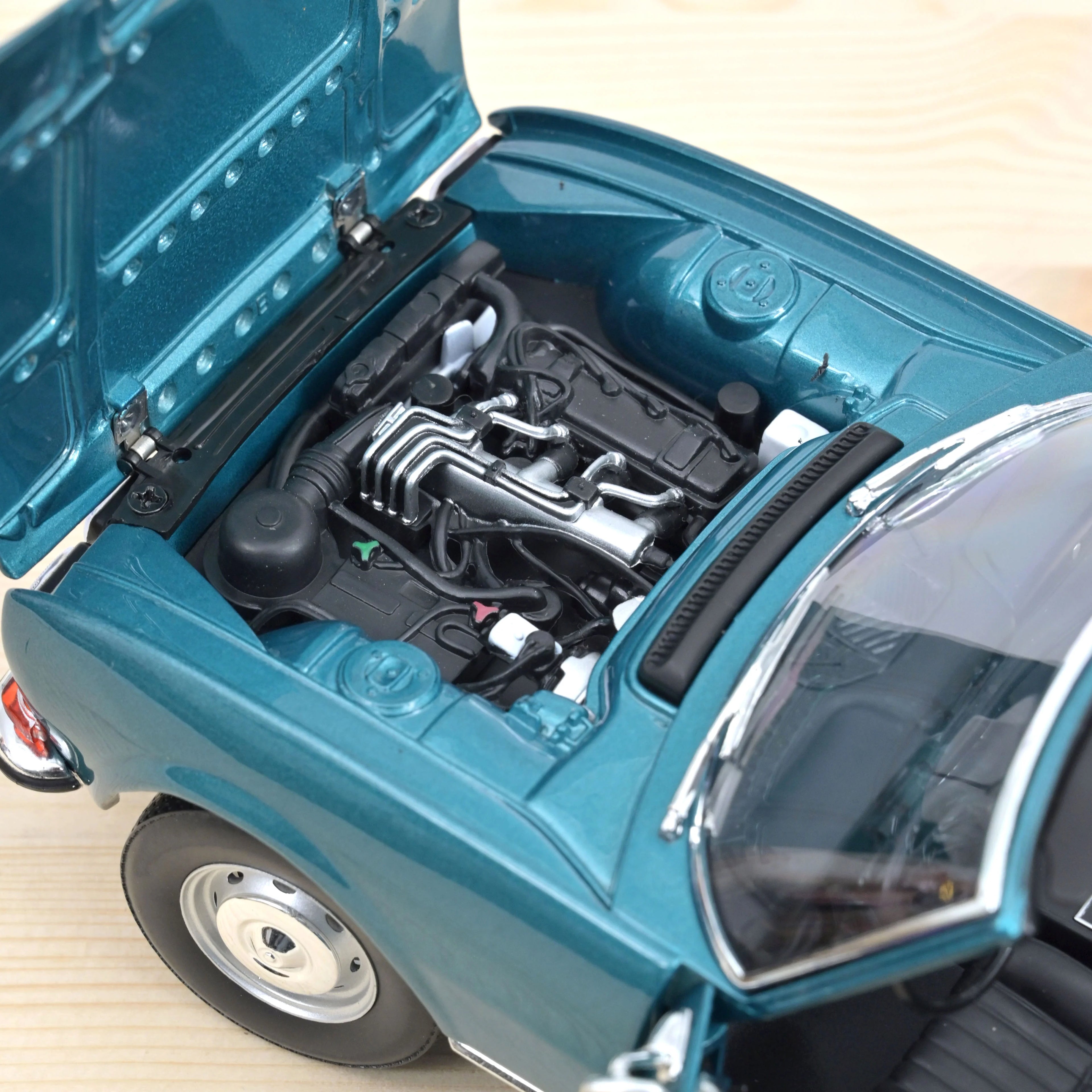 Peugeot 504 Cabriolet 1969 Metallic Blue 1:18 - 250pcs