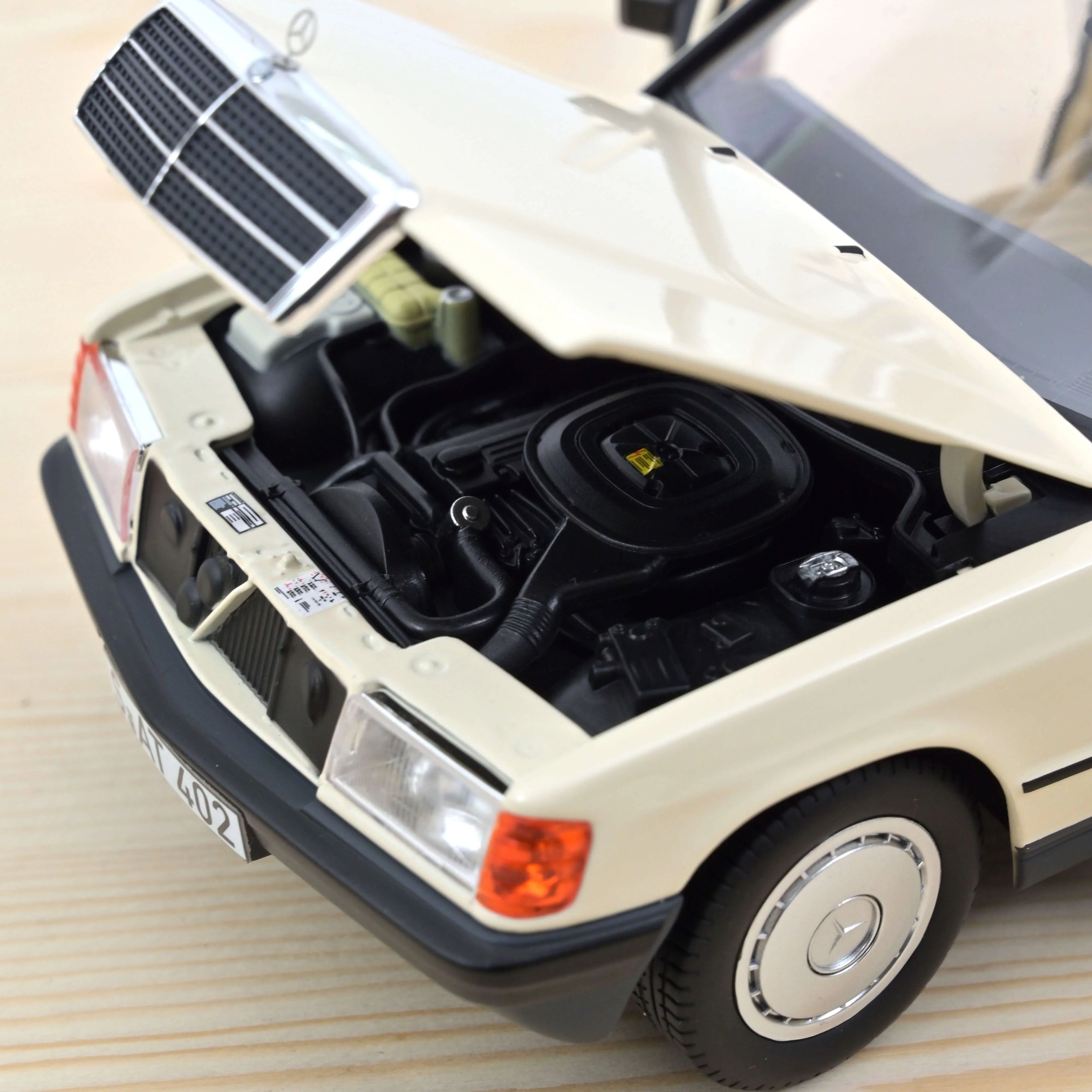 Mercedes-Benz 190 E 1984 Beige 1:18 - 200pcs