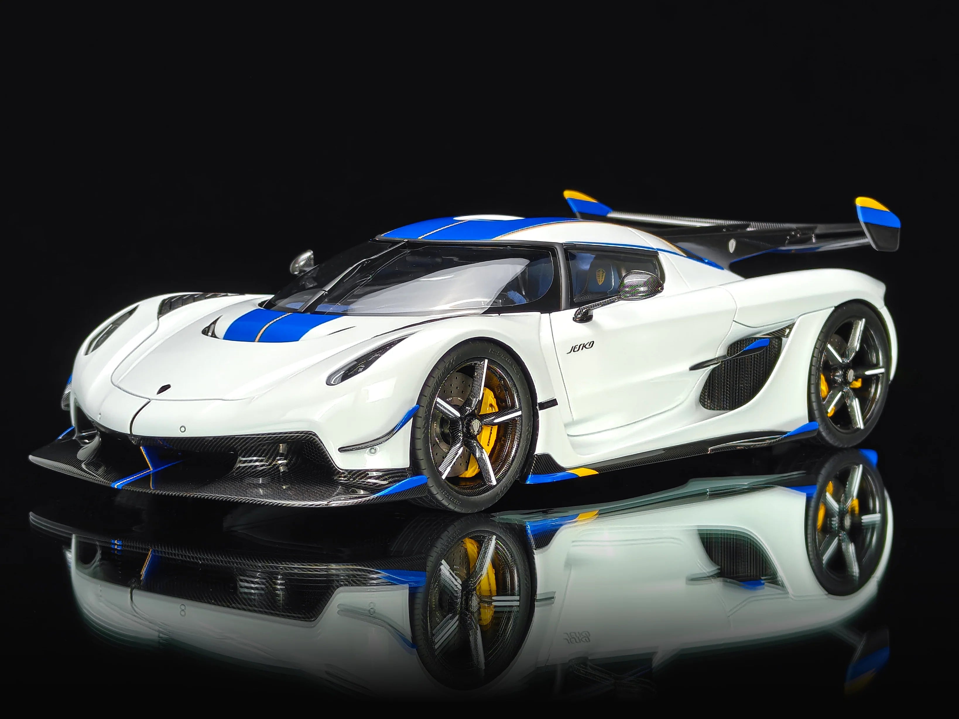 Pre-order FrontiArt Koenigsegg Jesko 7283 Crystal White - Limited 100 pcs