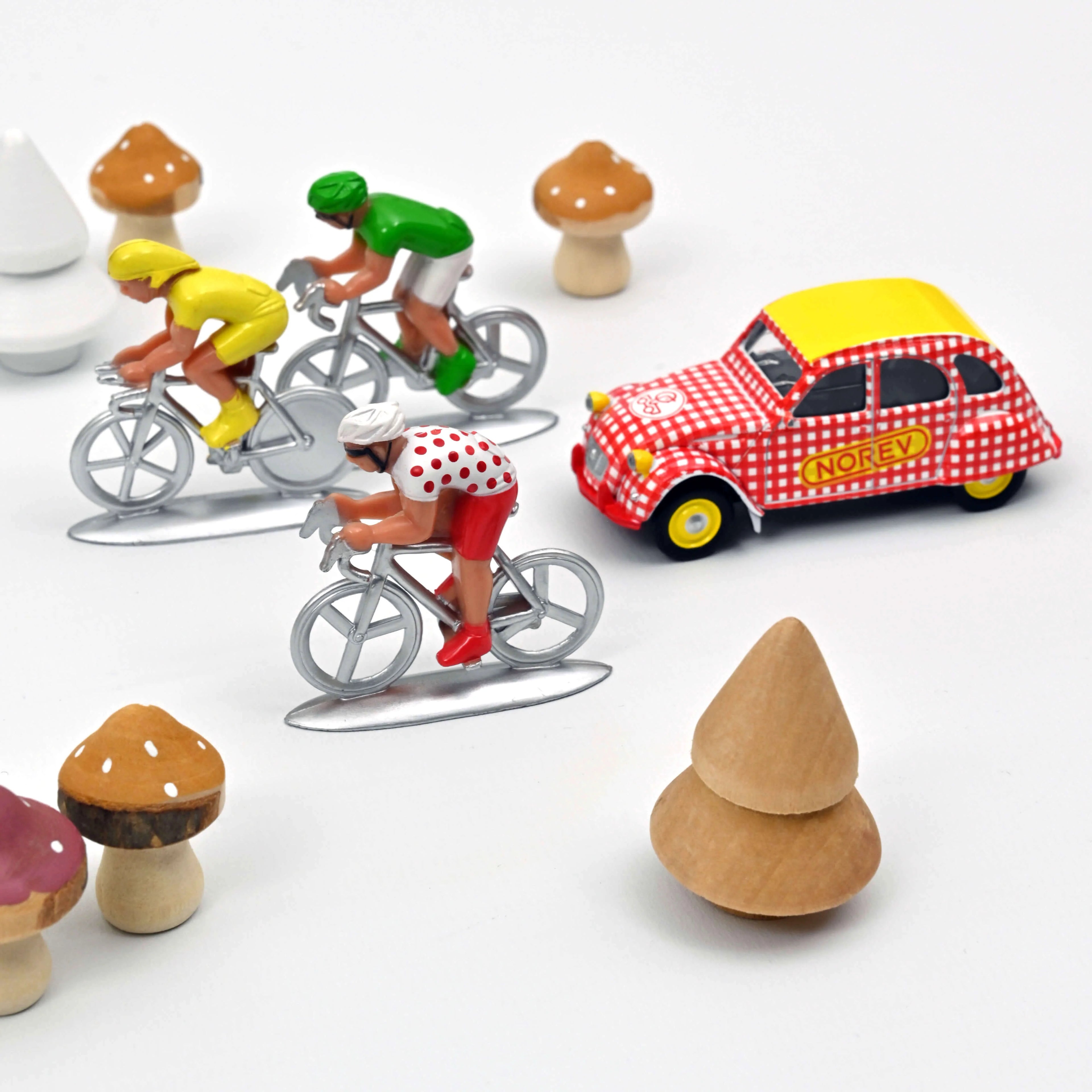 Citroën 2CV and 3 cyclists 1:54