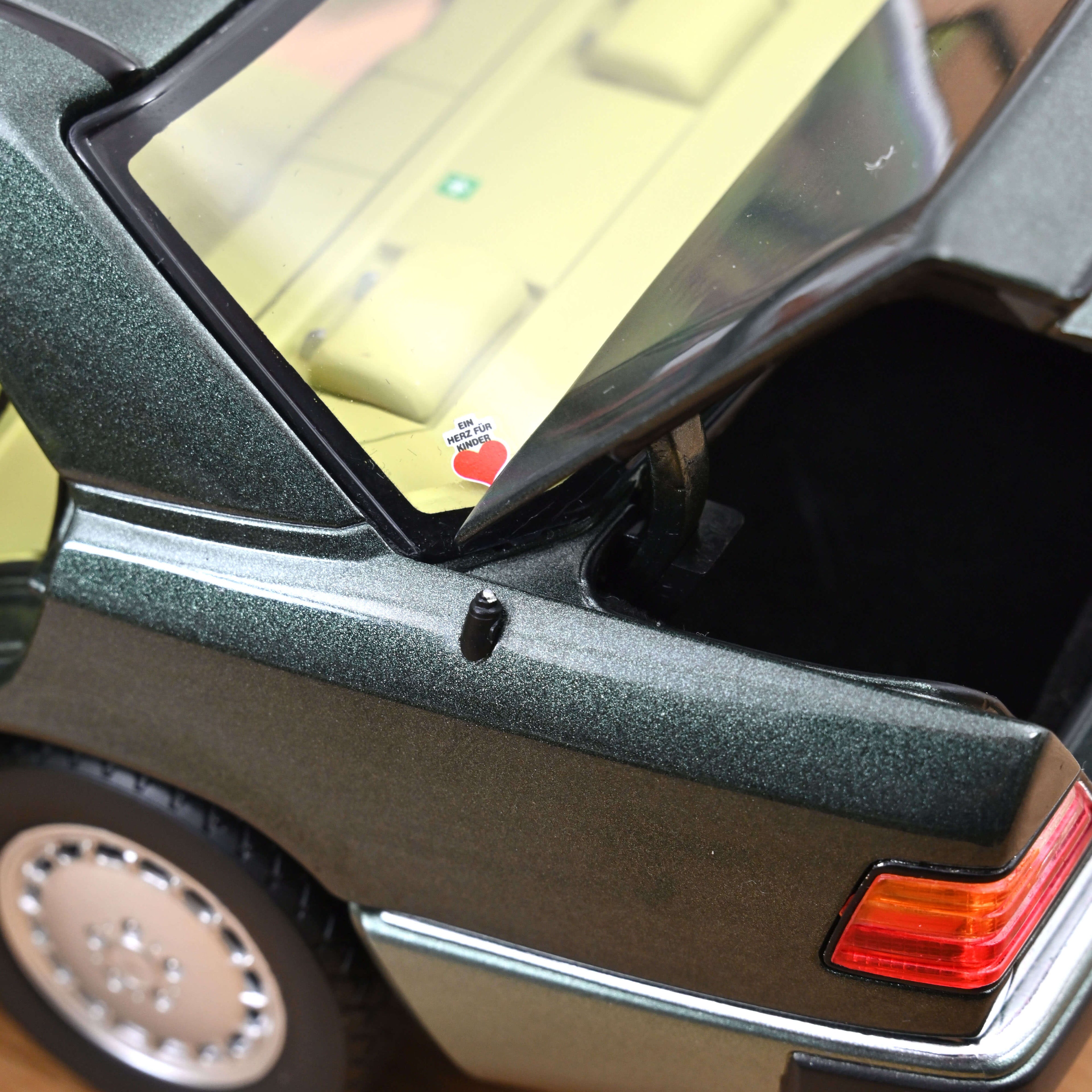 Mercedes-Benz 230 E 1990 Night Green metallic 1:18