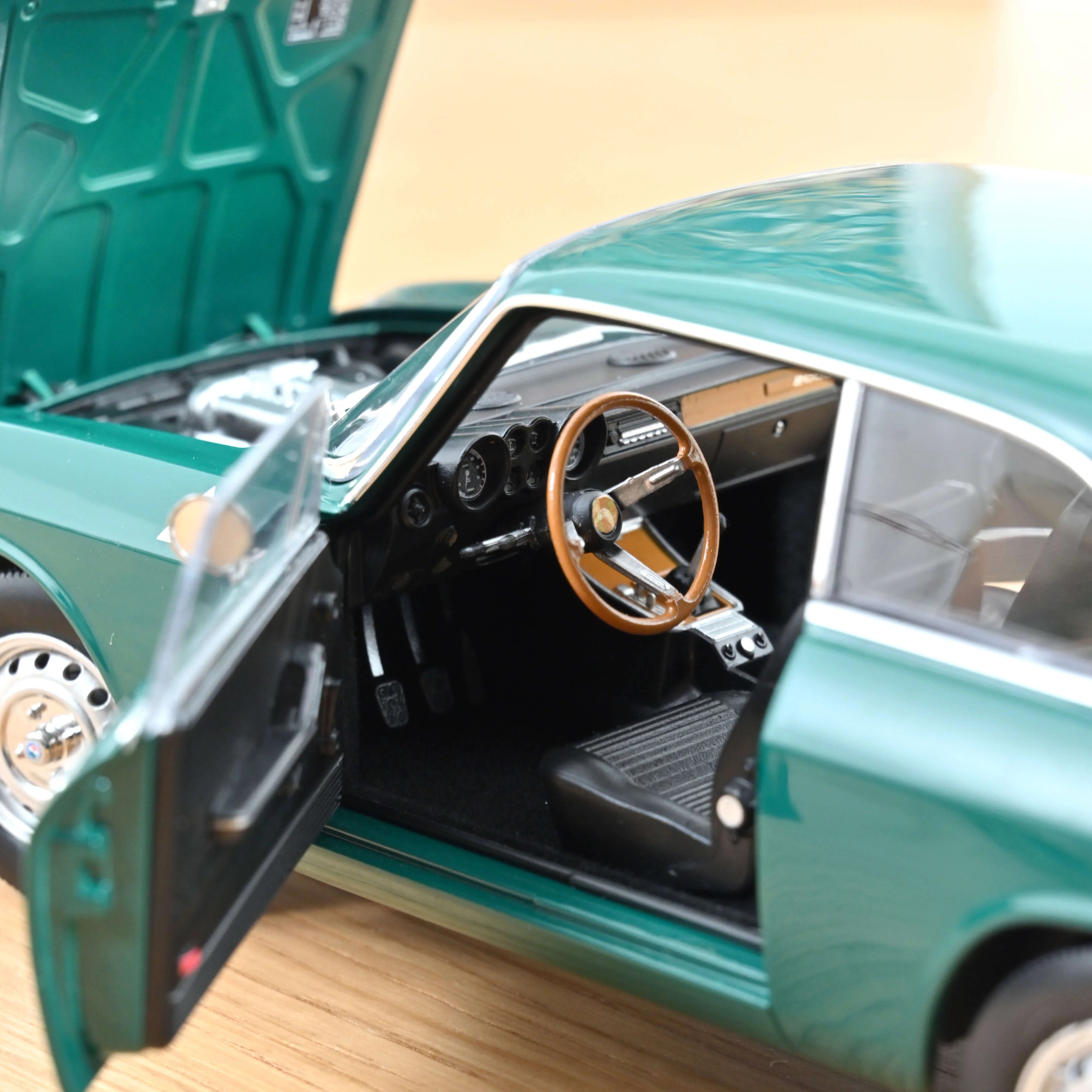 Alfa Romeo 2000 GTV 1973 Pine Green 1:18 - 200pcs