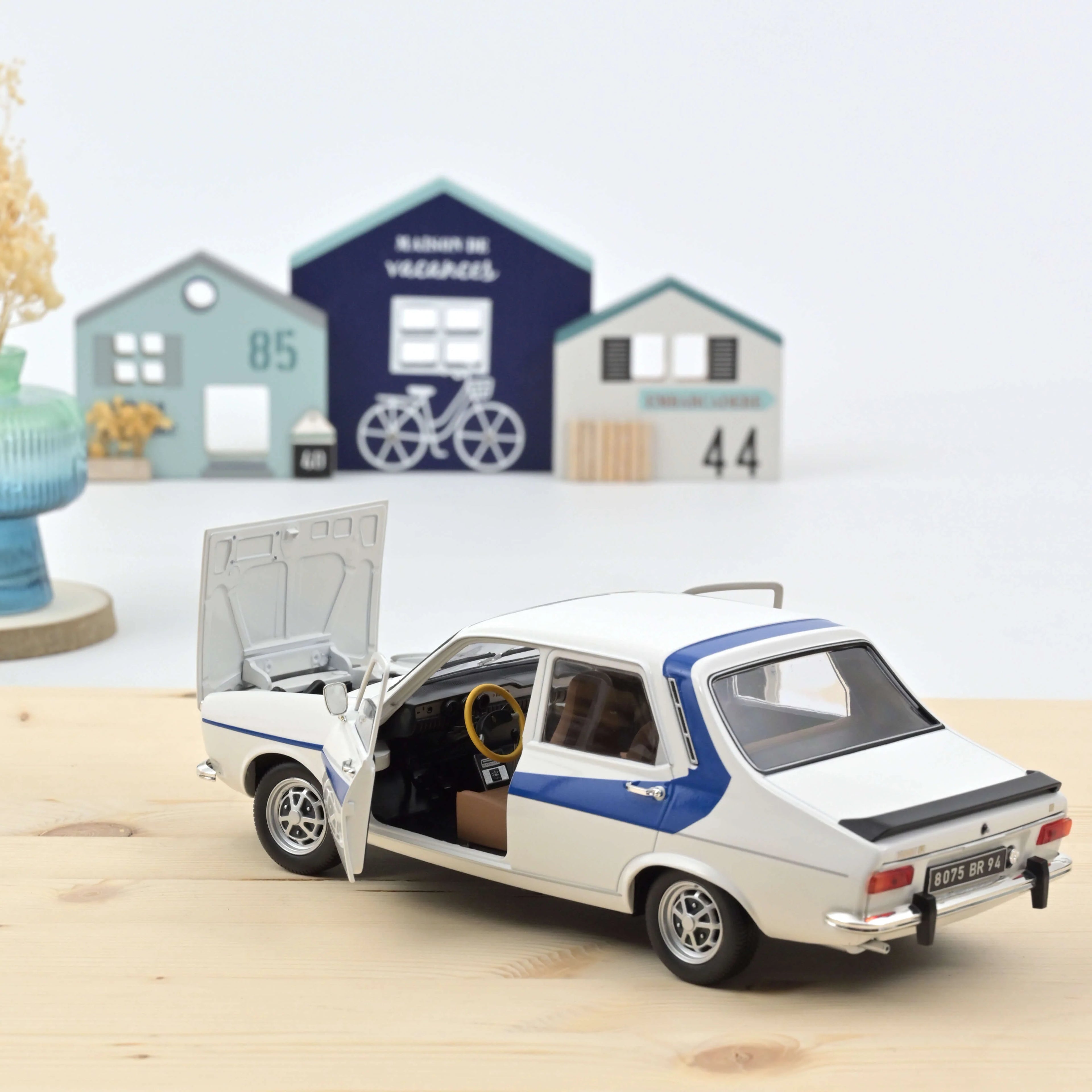 Renault 12 1984 White and Blue 1:18 - 300pcs