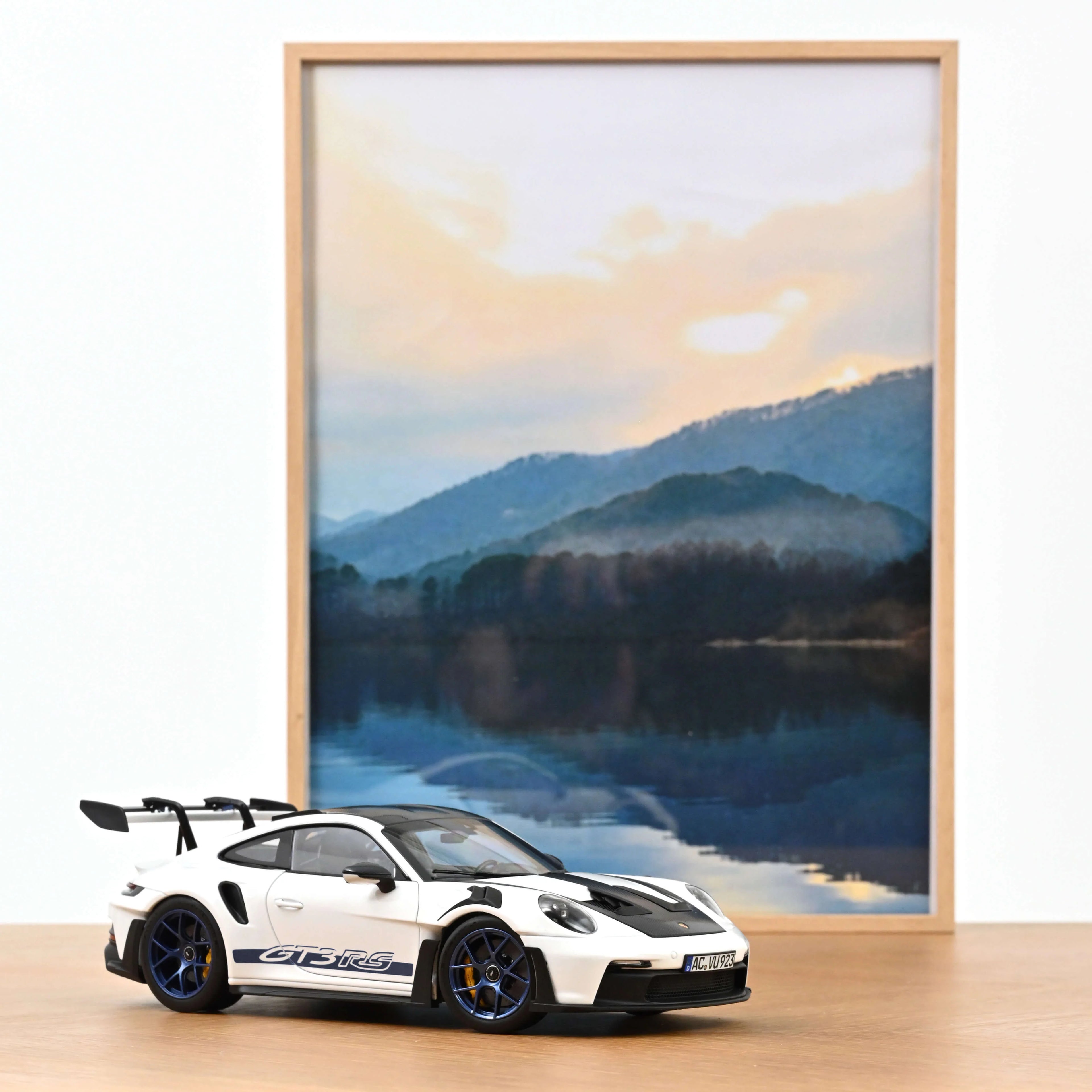 Porsche 911 GT3 RS w/Weissach Pack 2022 White/Indigoblue 1:18