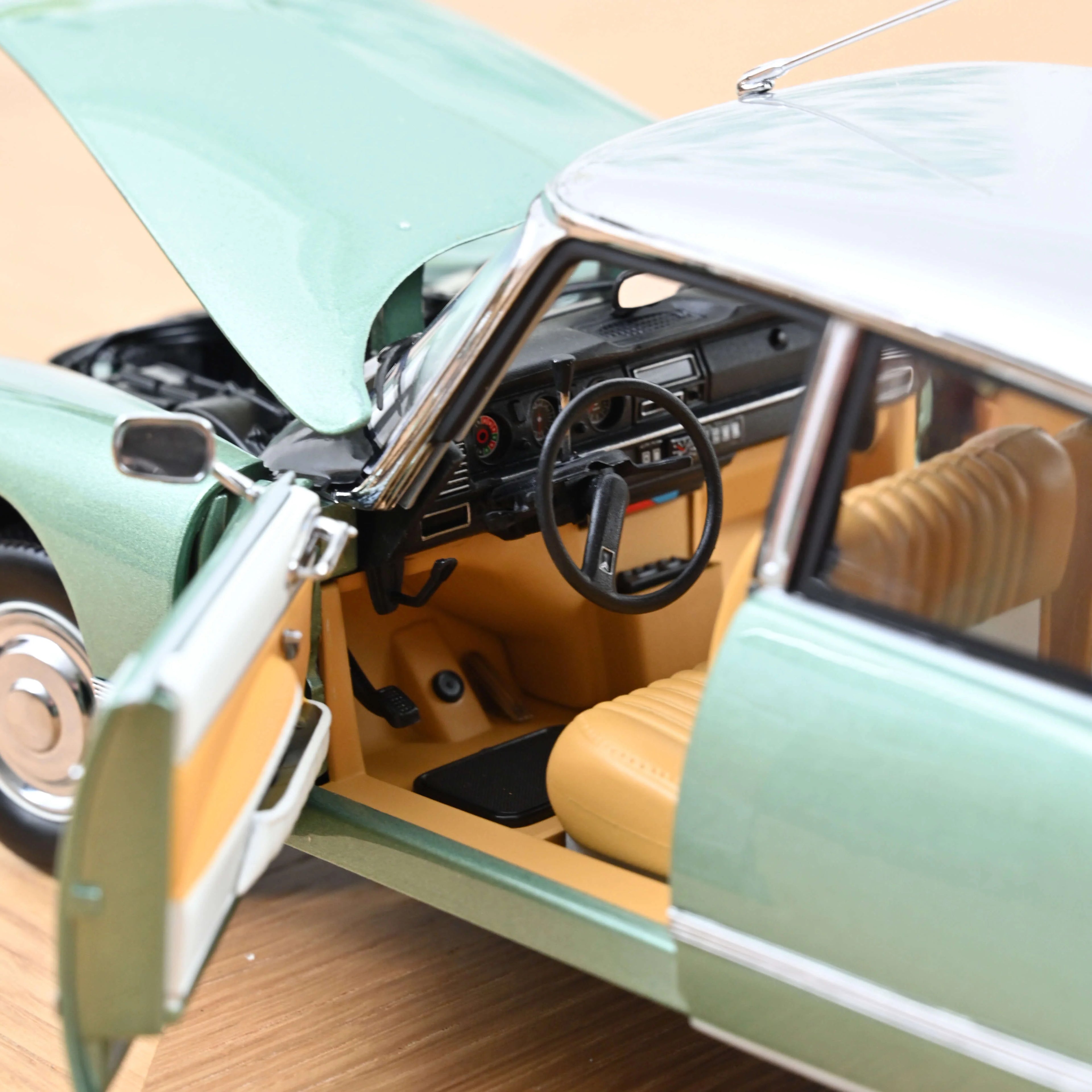 Citroën DS 23 Pallas 1972 Green metallic 1:18 - 400pcs