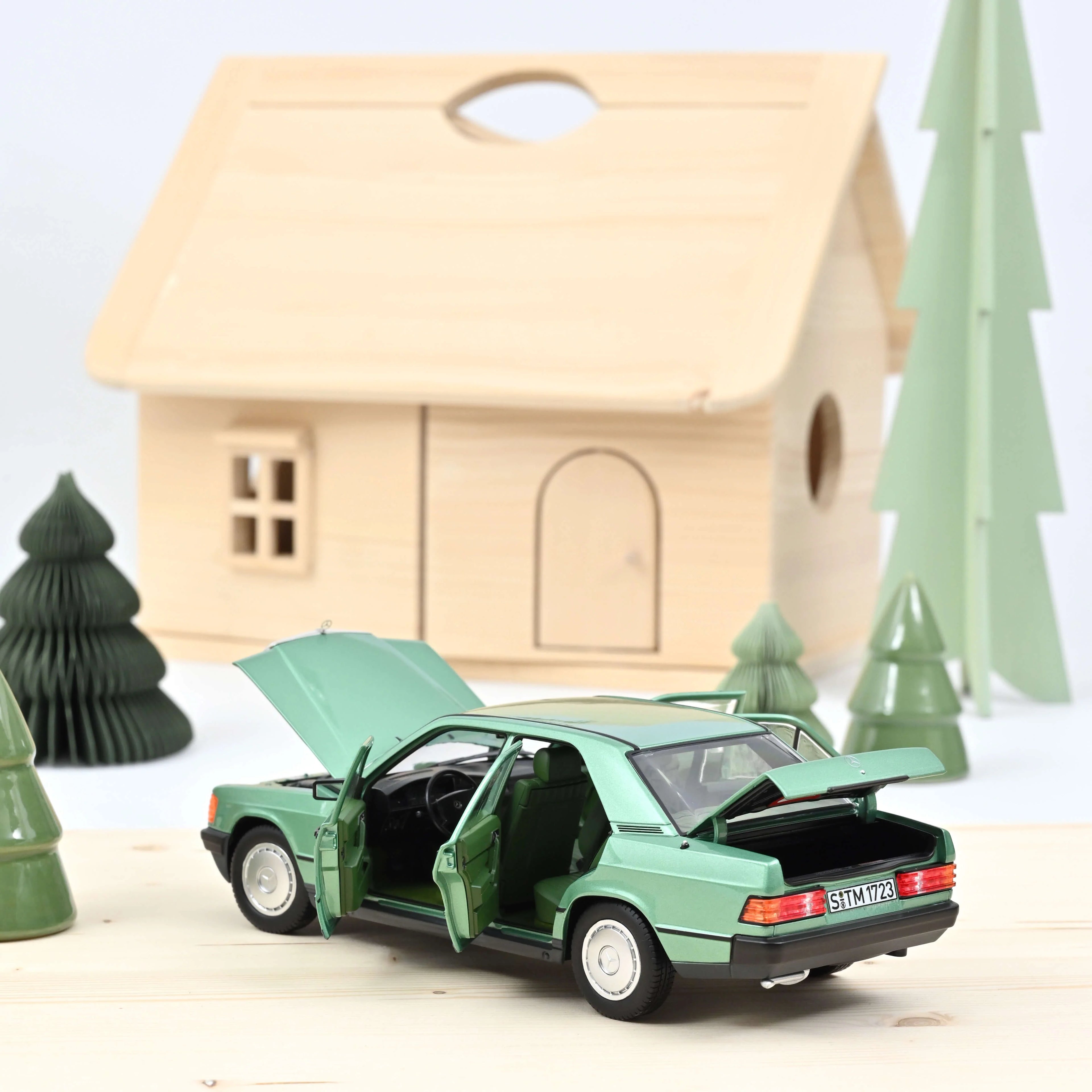 Mercedes-Benz 190 E 1984 Green Metallic 1:18 - 200pcs