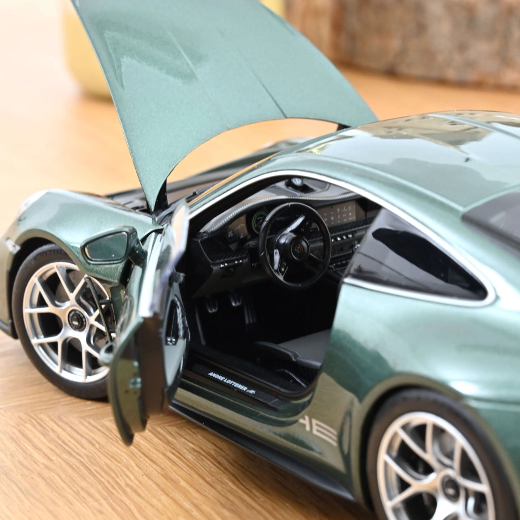 Porsche 911 S/T 2023 Malachite green metallic 1:18