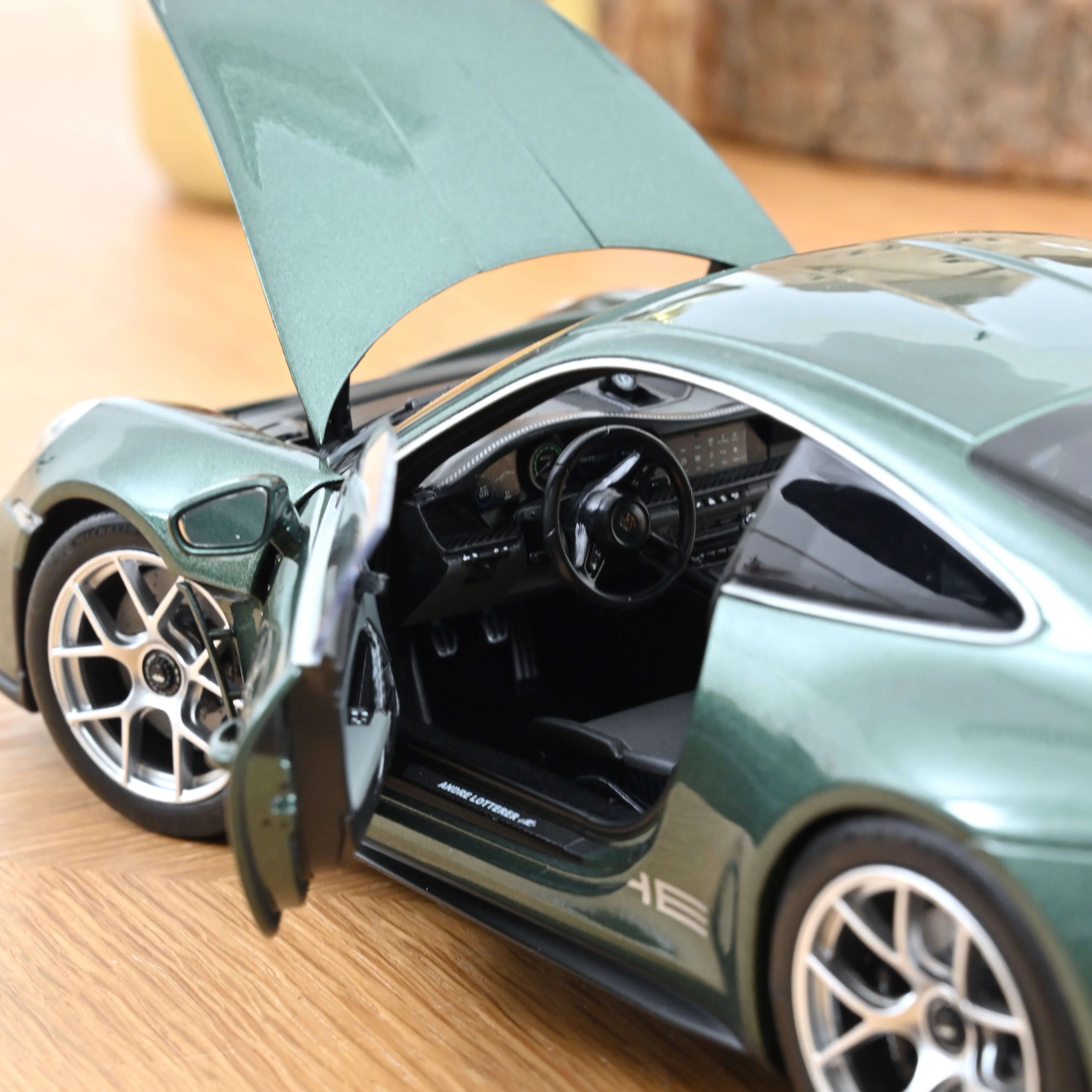 Porsche 911 S/T 2023 Malachite green metallic 1:18